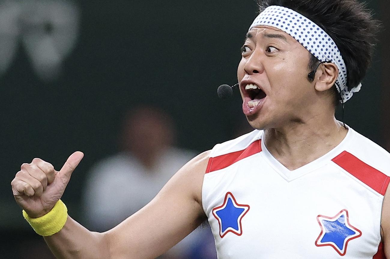 西武対ソフトバンク　セレモニアルピッチを務めるサンシャイン池崎（撮影・河田真司）