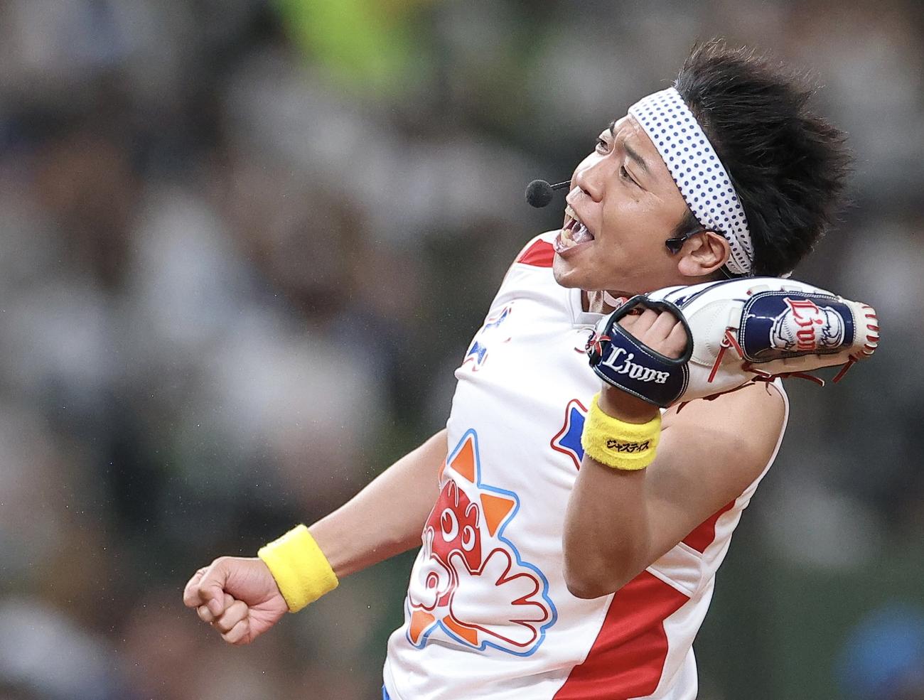西武対ソフトバンク　セレモニアルピッチを務めるサンシャイン池崎（撮影・河田真司）