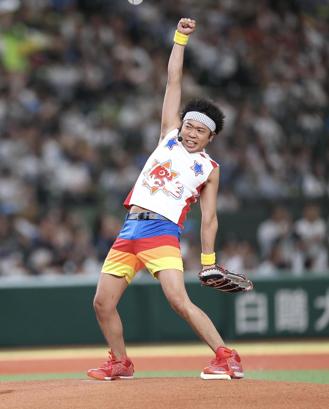 西武対ソフトバンク　セレモニアルピッチを務めるサンシャイン池崎（撮影・河田真司）