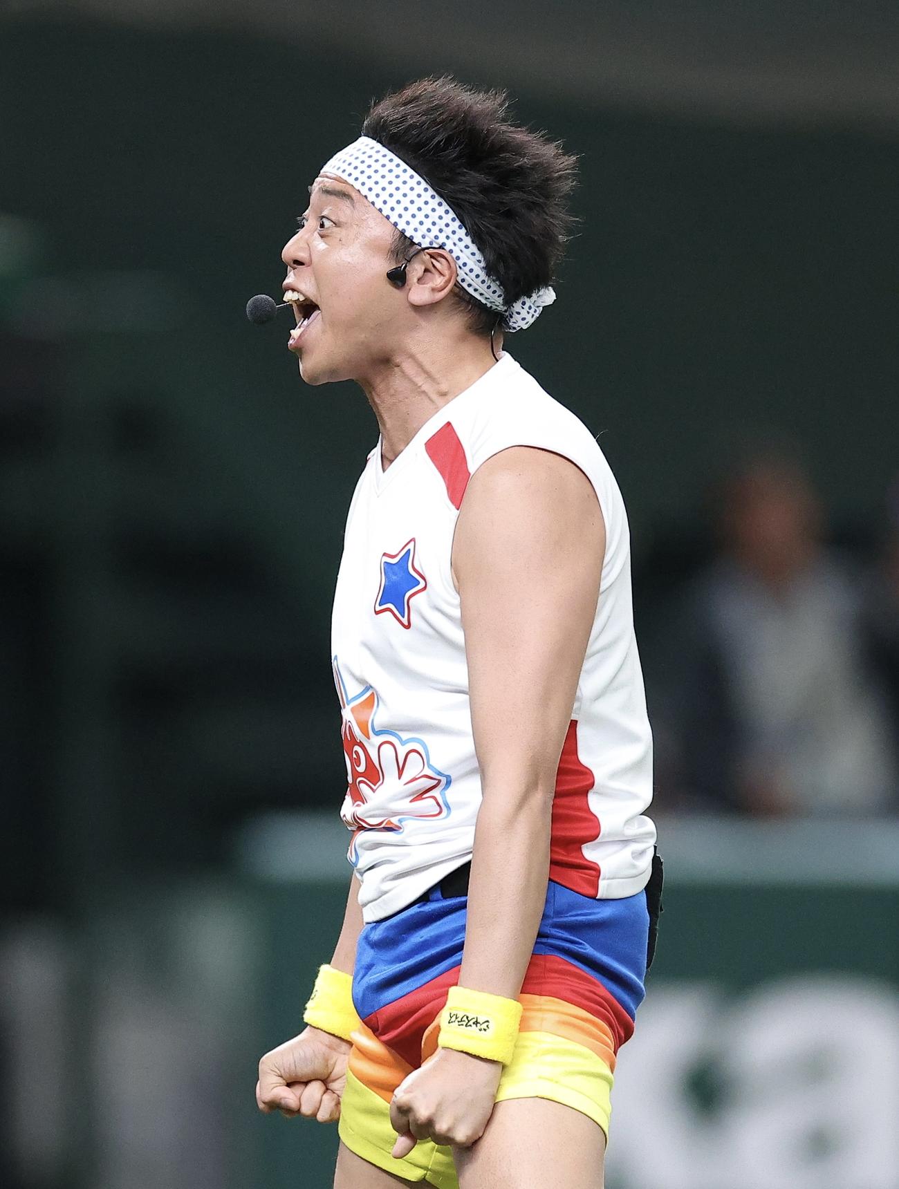 西武対ソフトバンク　セレモニアルピッチを務めるサンシャイン池崎（撮影・河田真司）