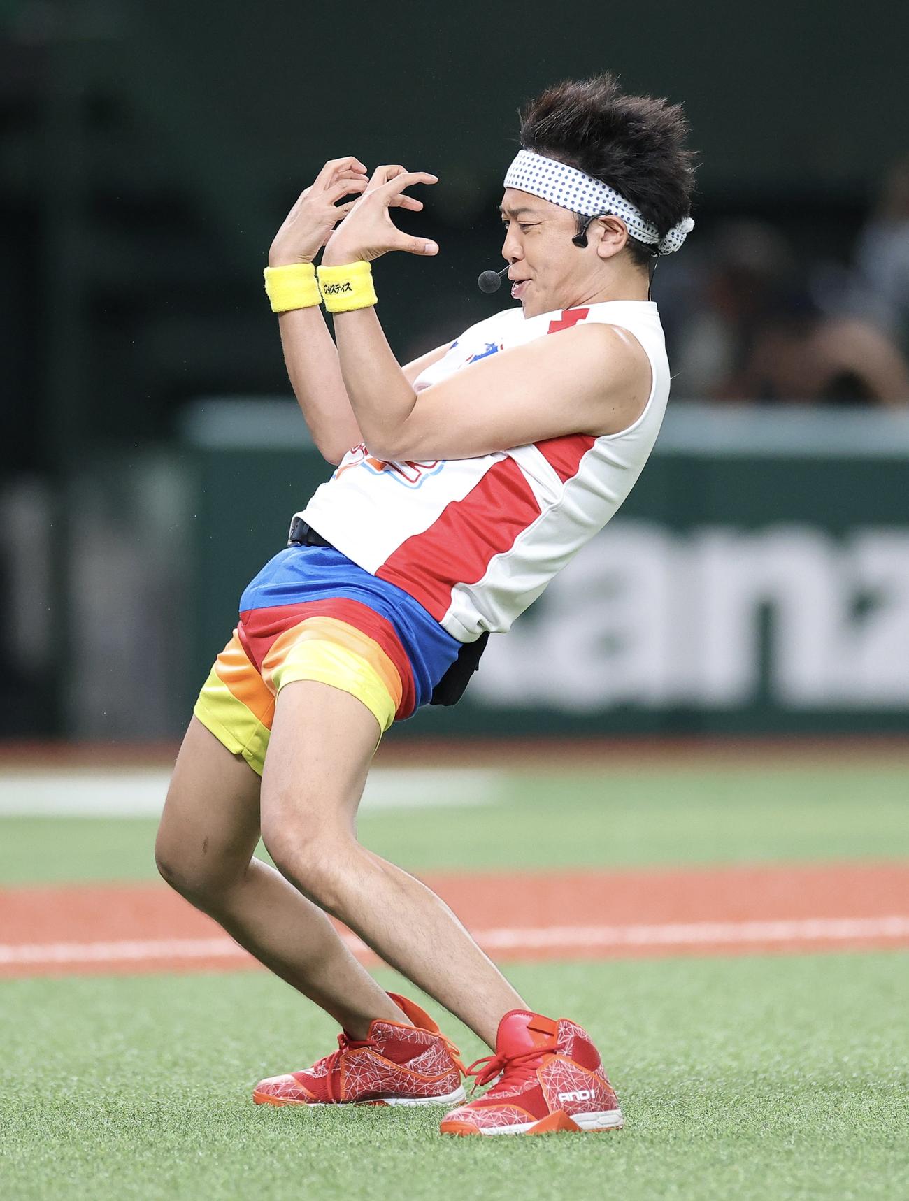 西武対ソフトバンク　セレモニアルピッチを務めるサンシャイン池崎（撮影・河田真司）