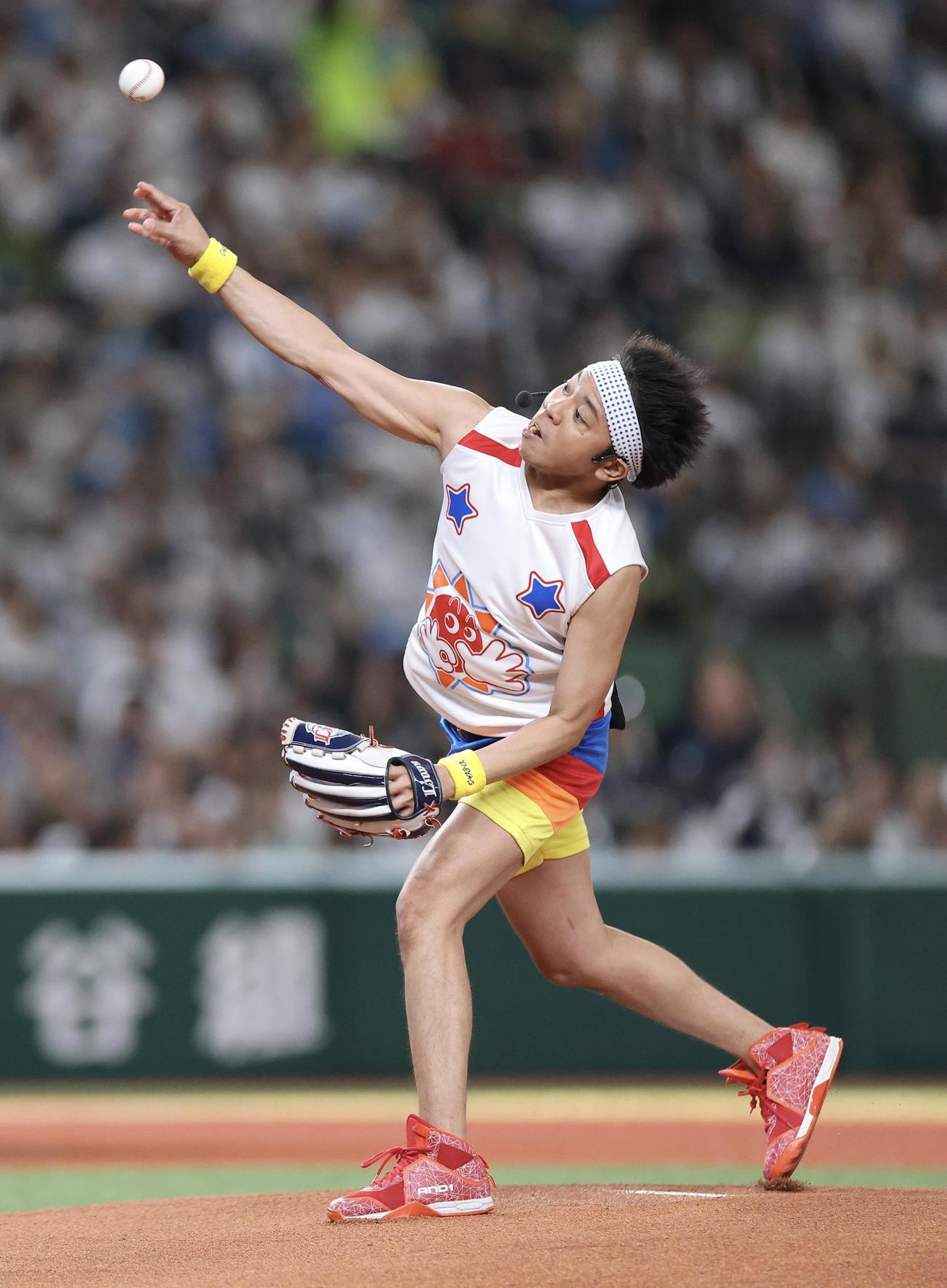 西武対ソフトバンク　セレモニアルピッチを務めるサンシャイン池崎（撮影・河田真司）