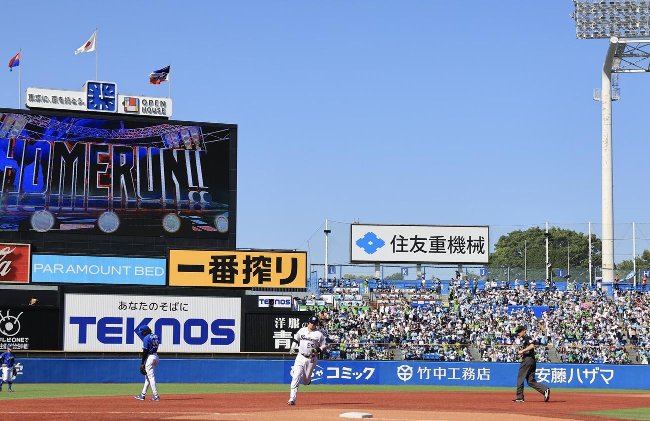 ヤクルト対中日　3回裏ヤクルト1死、村上は左越えソロ本塁打を放ち神宮100号とし三塁を回る(撮影・浅見桂子)