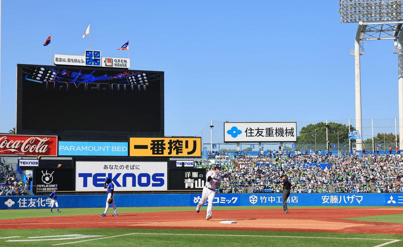 ヤクルト対中日　3回裏ヤクルト1死、村上は左越えソロ本塁打を放ち指を掲げて三塁を回る（撮影・浅見桂子）