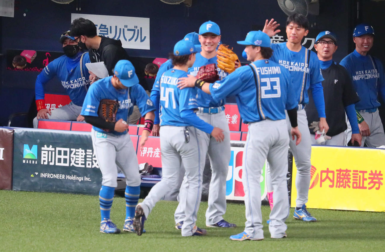 オリックス対日本ハム　6回裏オリックス1死、鈴木（中央）は1安打無失点のまま79球で降板となる。左端は新庄監督（撮影・宮崎幸一）