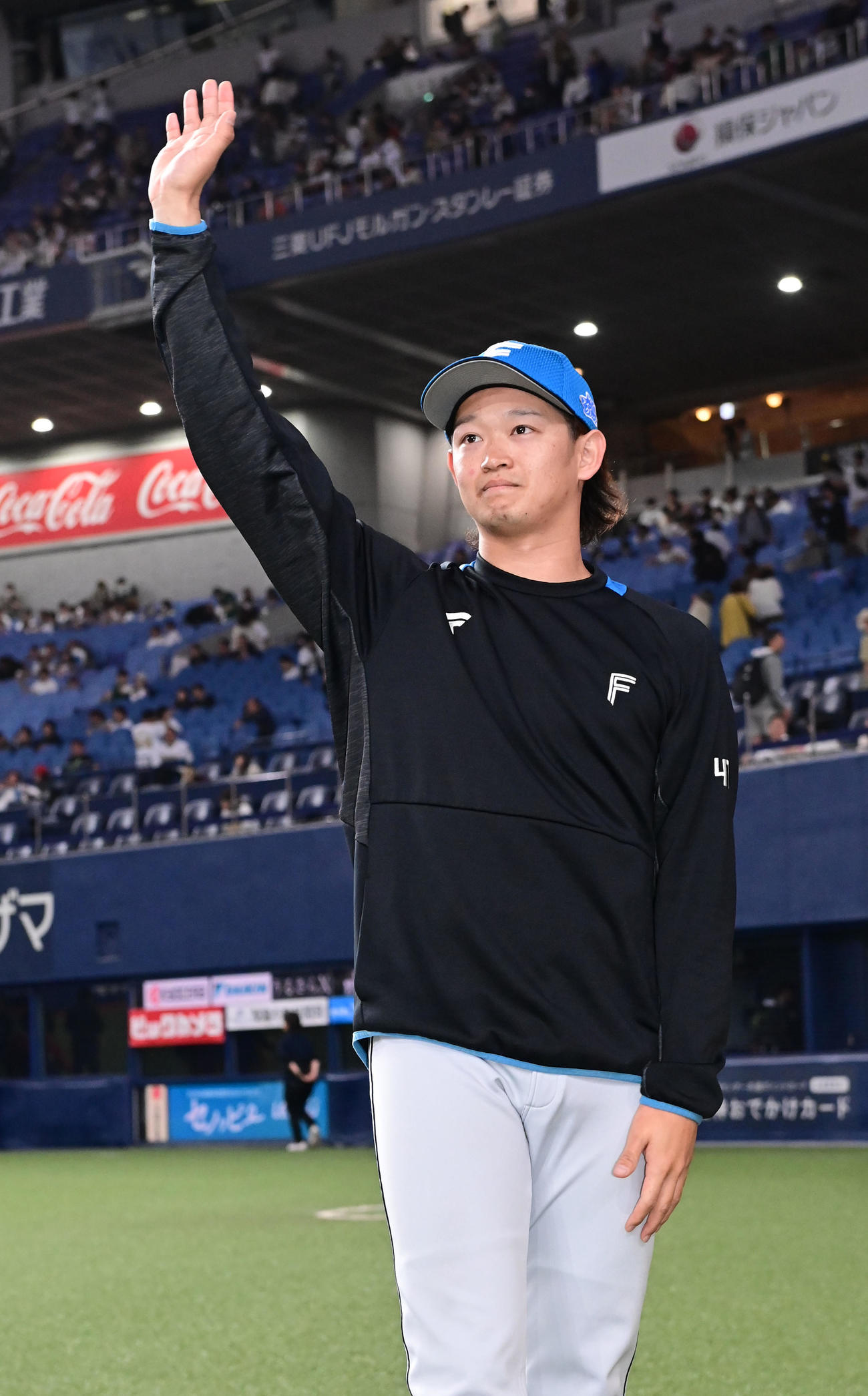 オリックス対日本ハム　今季初勝利をあげスタンドに手を振る日本ハム鈴木（撮影・和賀正仁）