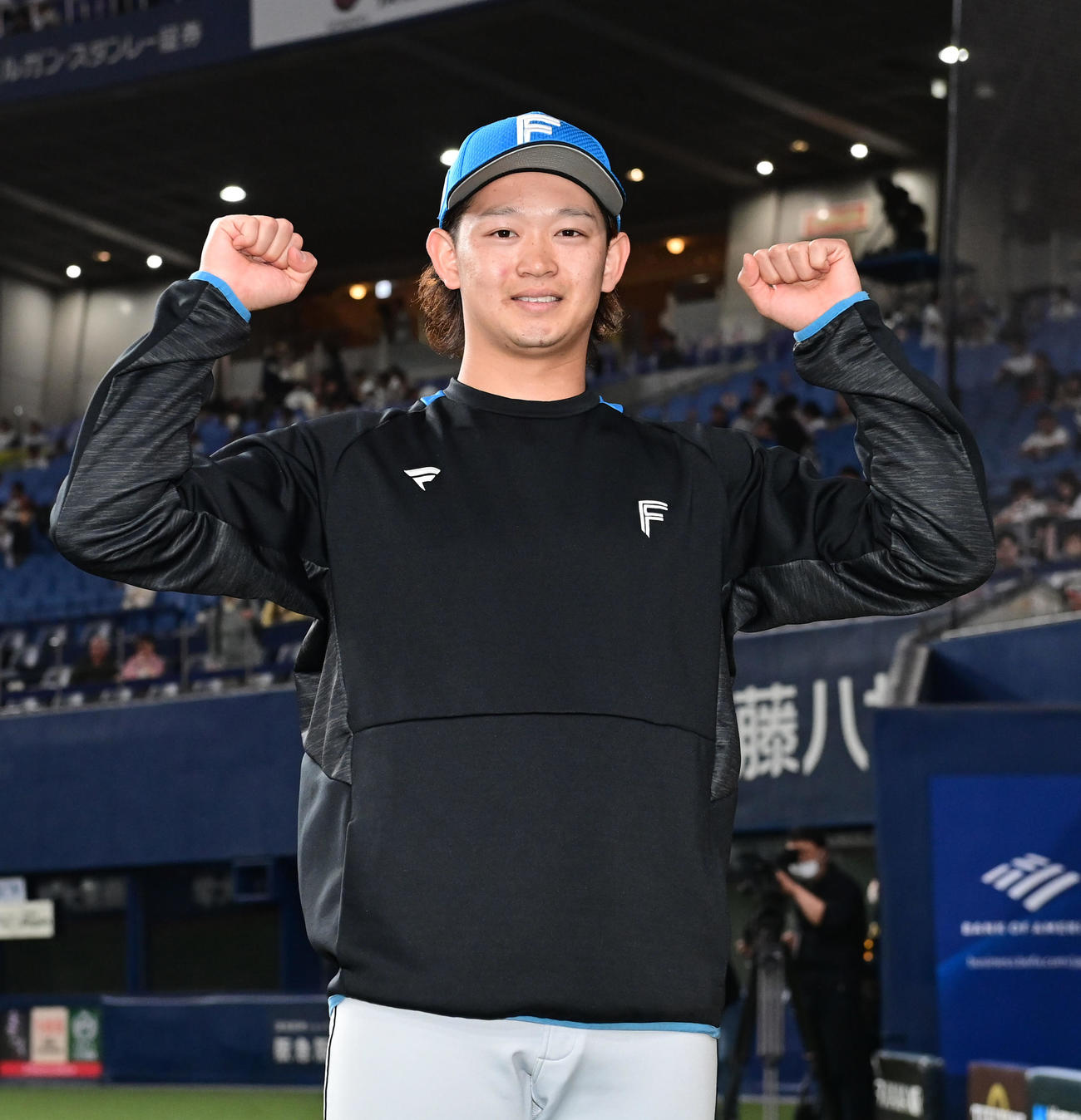 オリックス対日本ハム　今季初勝利をあげガッツポーズする日本ハム鈴木（撮影・和賀正仁）