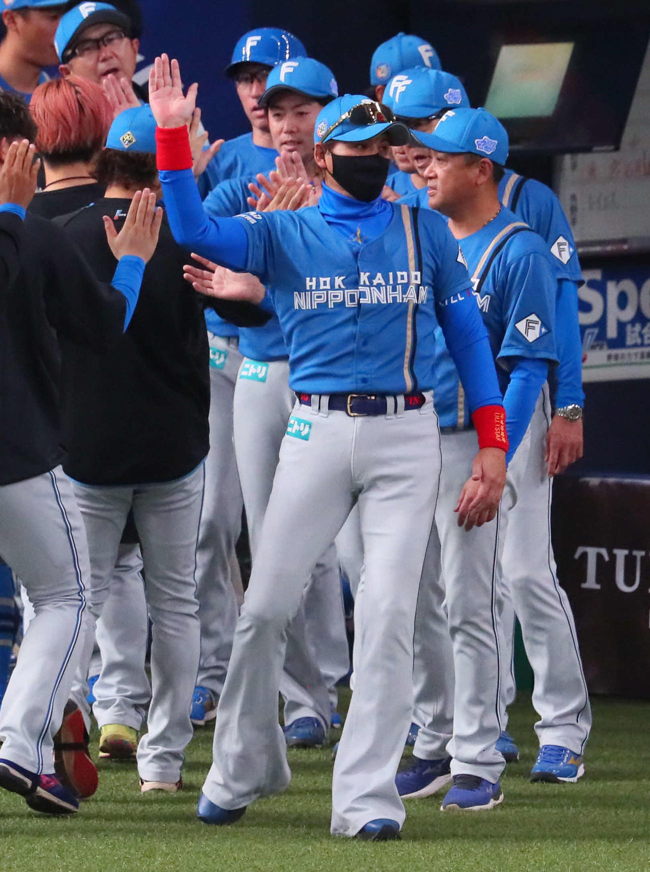 オリックス対日本ハム　ナインを迎える今季初勝利を挙げた鈴木（左から3人目）と新庄監督（右から2人目）ら（撮影・宮崎幸一）