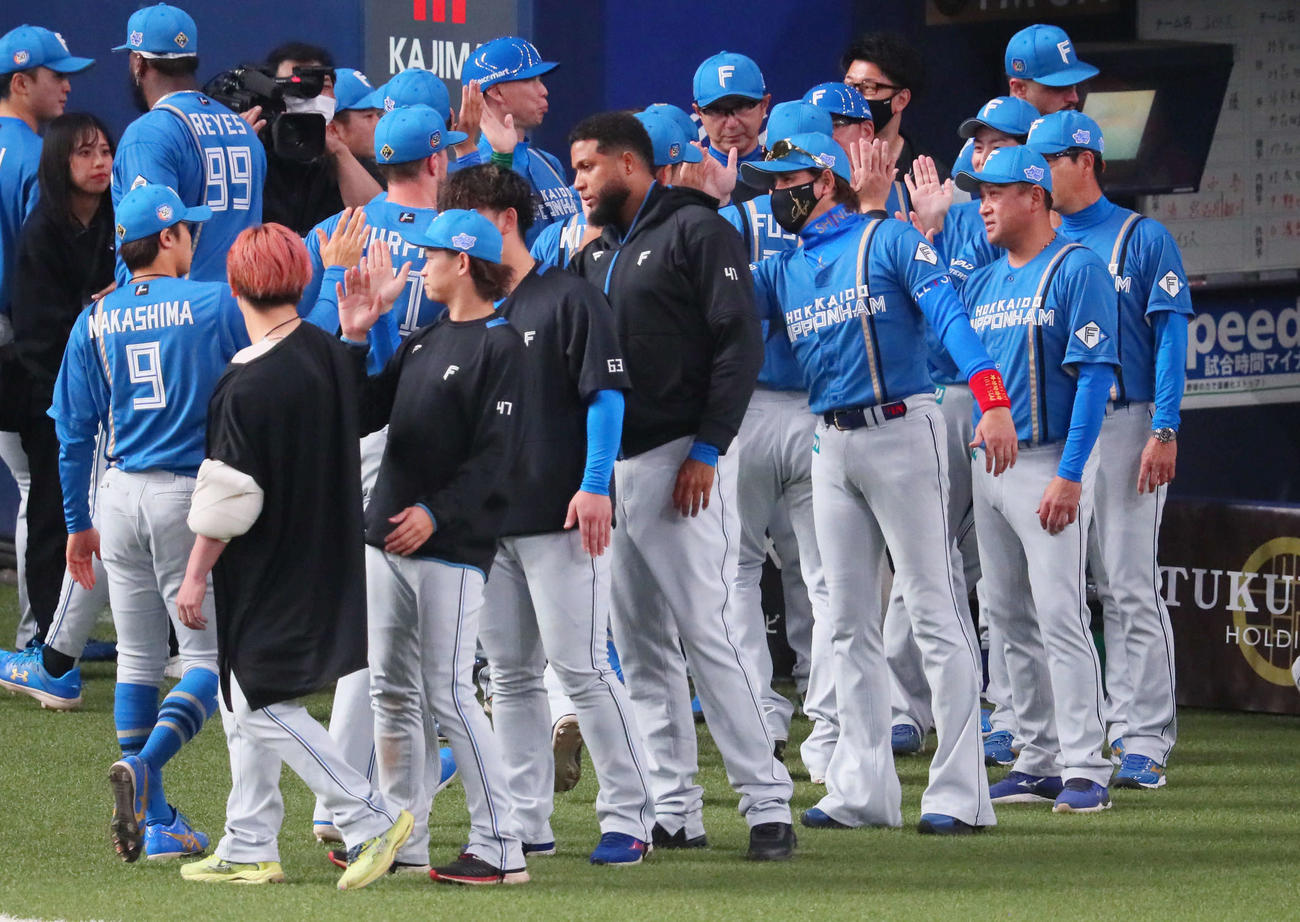 オリックス対日本ハム　ナインを迎える今季初勝利を挙げた鈴木（左から3人目）と新庄監督（同5人目）ら（撮影・宮崎幸一）