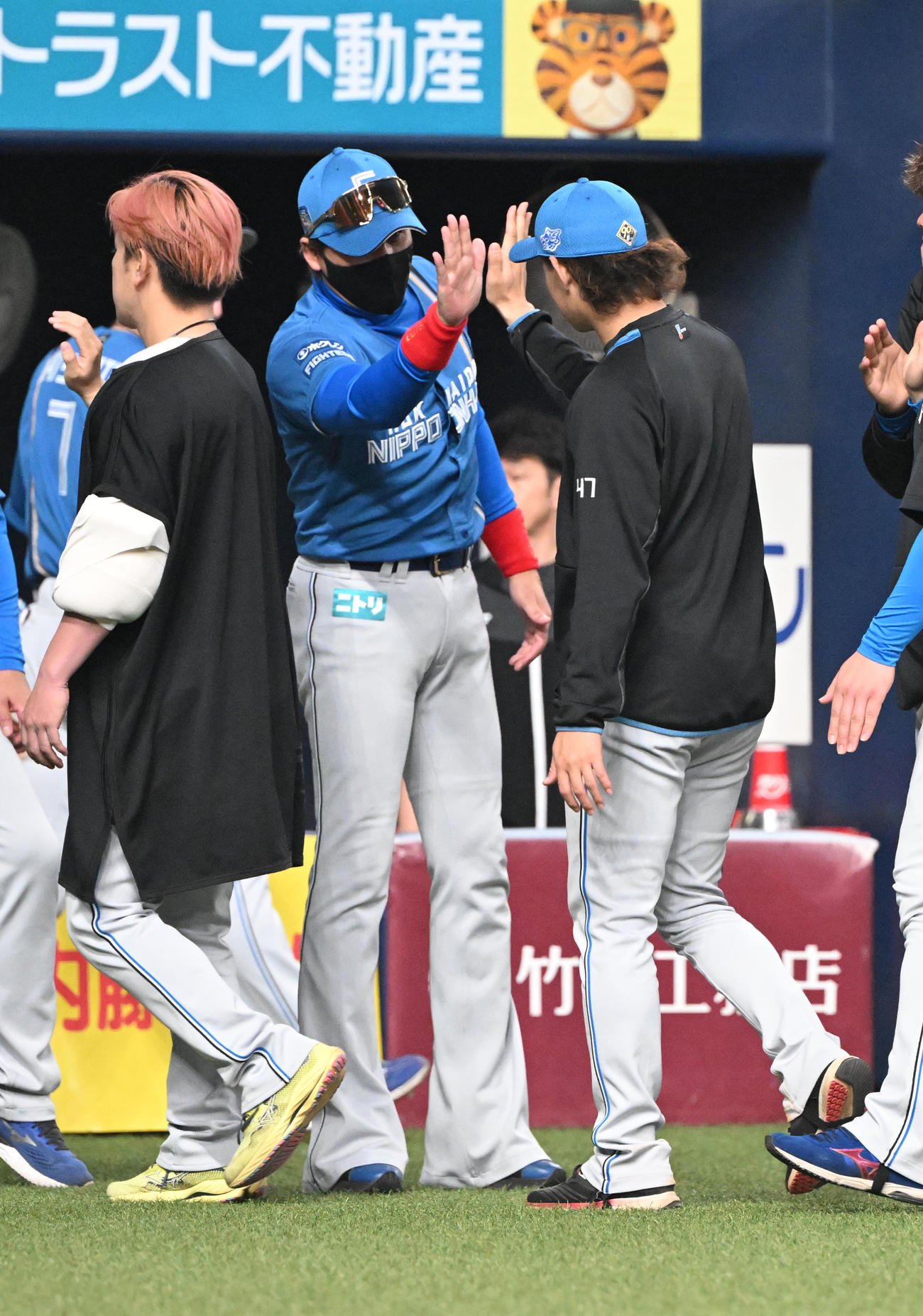 オリックス対日本ハム　オリックスに勝利し鈴木（右）とタッチする日本ハム新庄監督（撮影・和賀正仁）