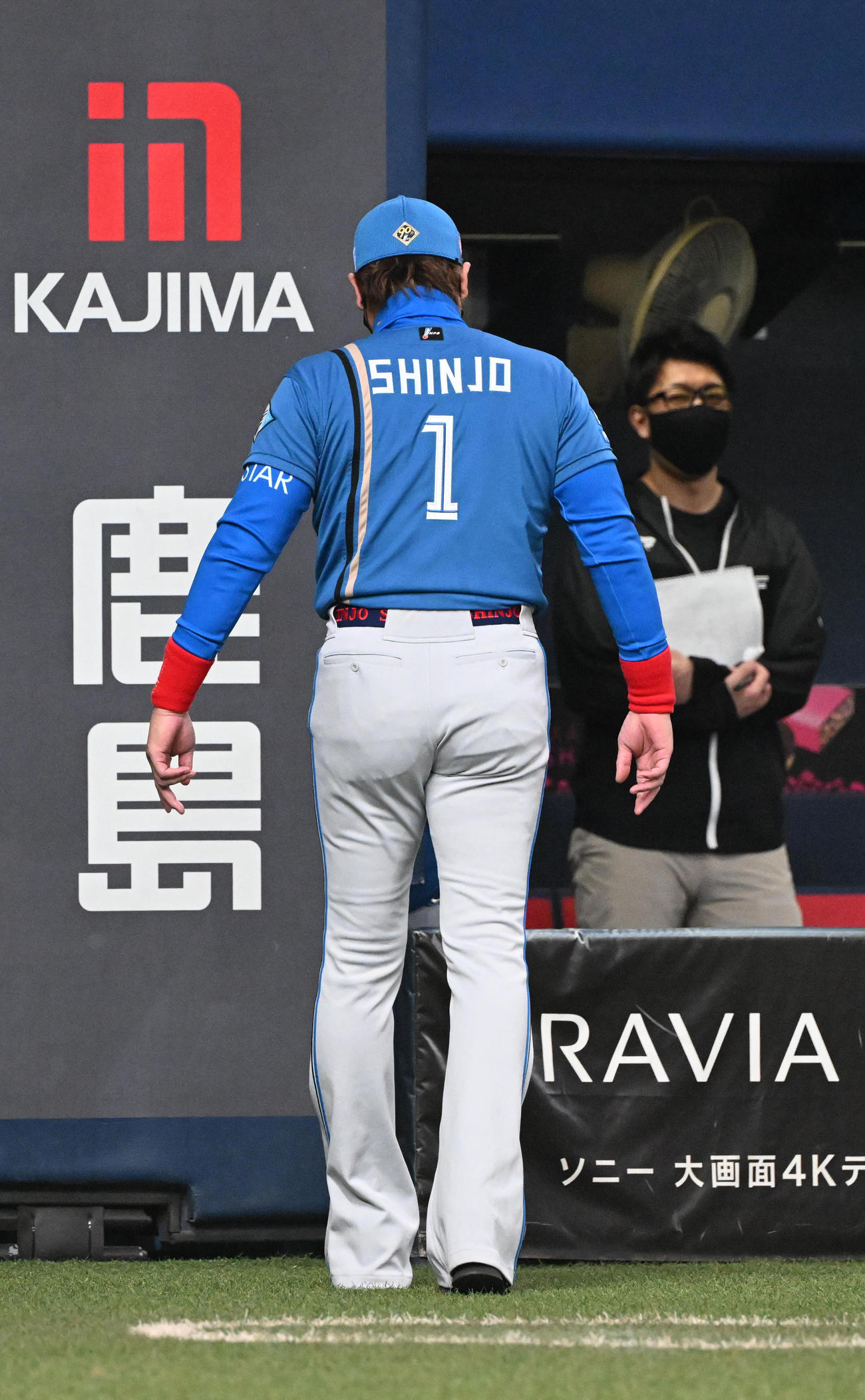 オリックス対日本ハム　6回裏オリックス1死、鈴木の交代を告げる日本ハム日本ハム新庄監督（撮影・和賀正仁）