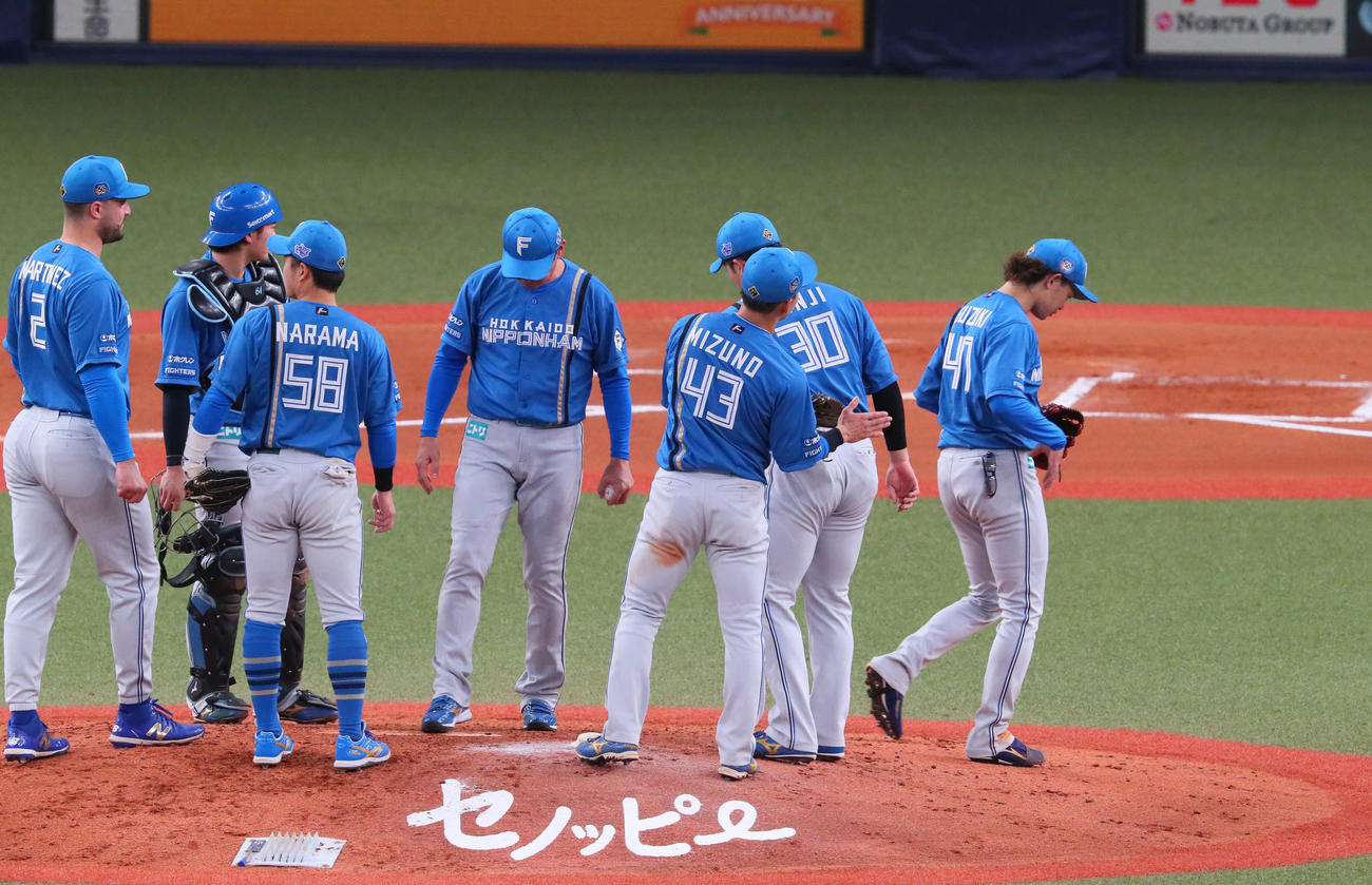 オリックス対日本ハム　6回裏オリックス1死、鈴木（右）は1安打無失点のまま79球で降板となる（撮影・宮崎幸一）