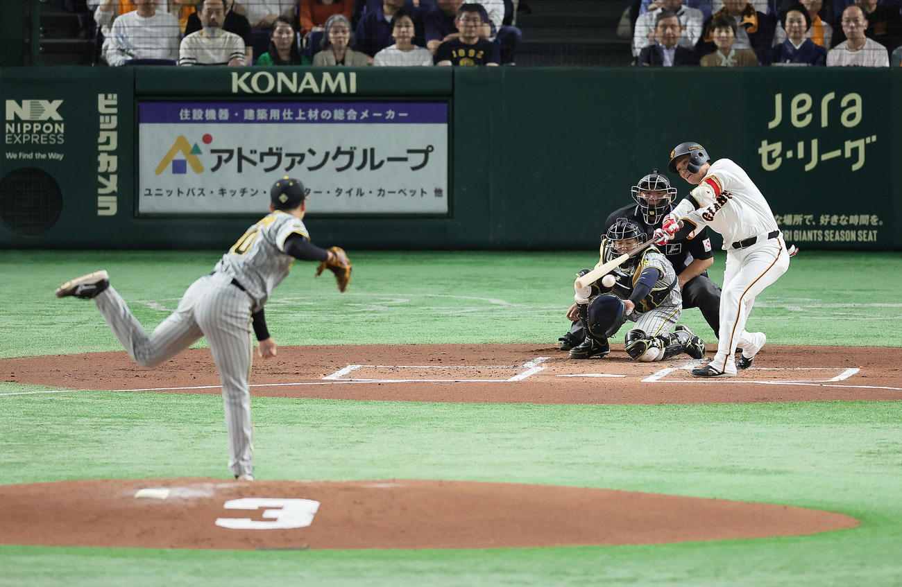 巨人対阪神　1回裏巨人2死一、二塁、坂本は左前適時打を放つ。投手門別（撮影・足立雅史）