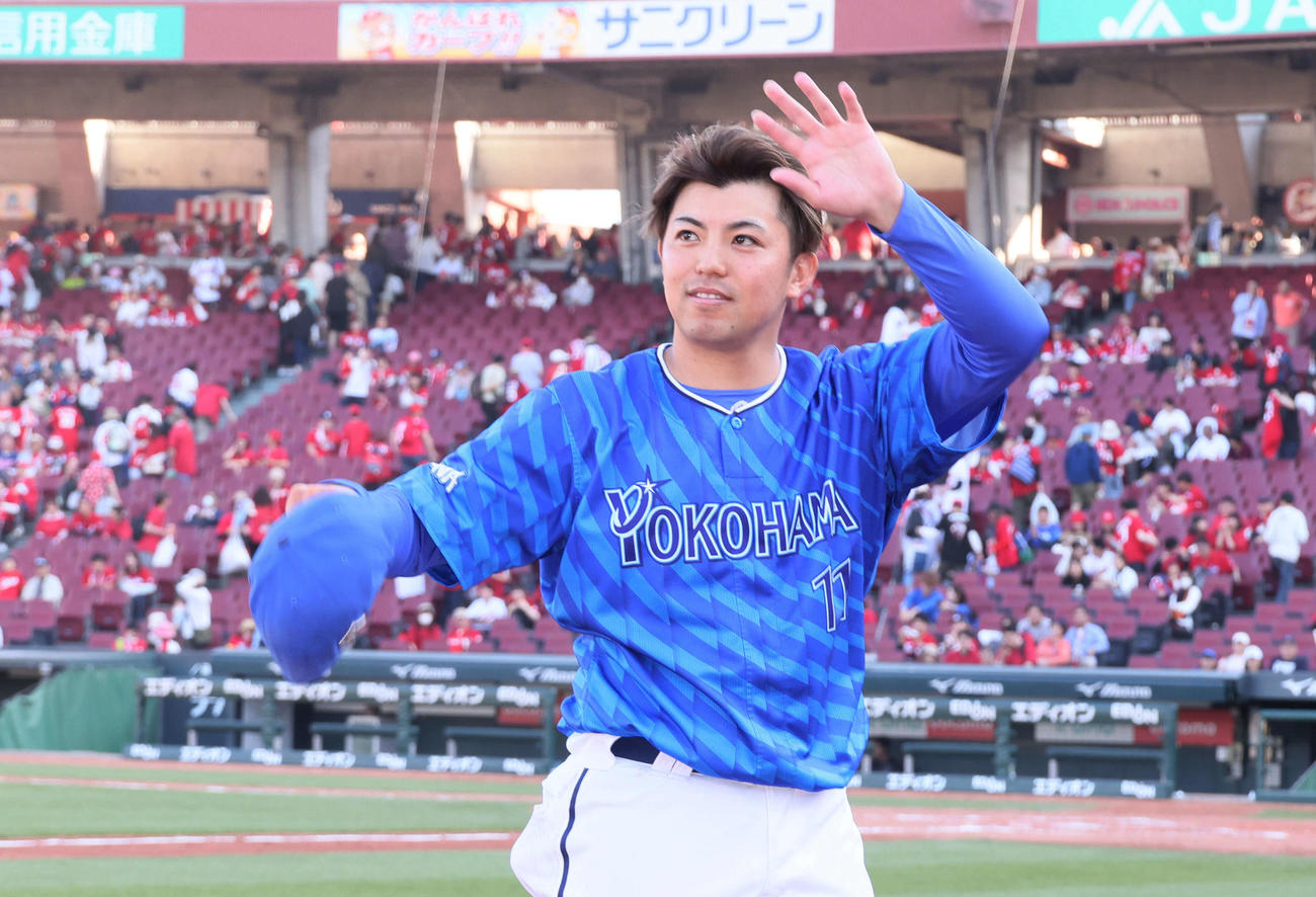 広島対DeNA　ファンの声援に応える東（撮影・加藤孝規）