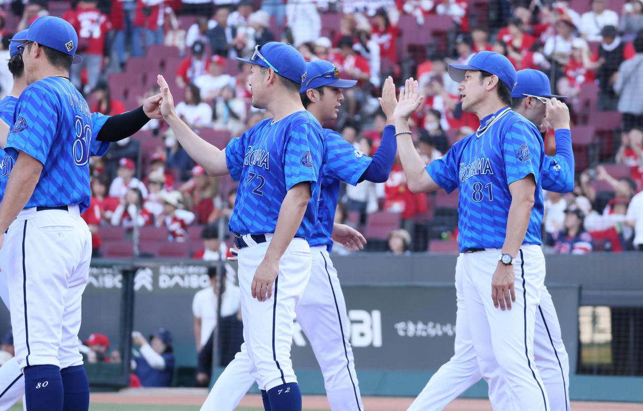 広島対DeNA　ナインを迎える三浦監督（右）（撮影・加藤孝規）