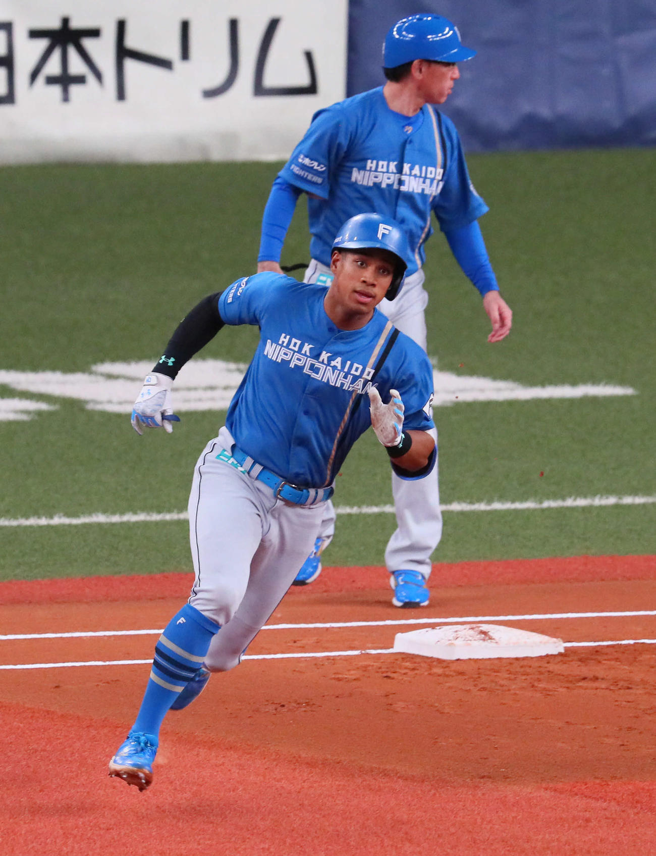 オリックス対日本ハム　1回表日本ハム2死一、二塁、万波は中堅へ先制2点適時二塁打を放つ（撮影・宮崎幸一）