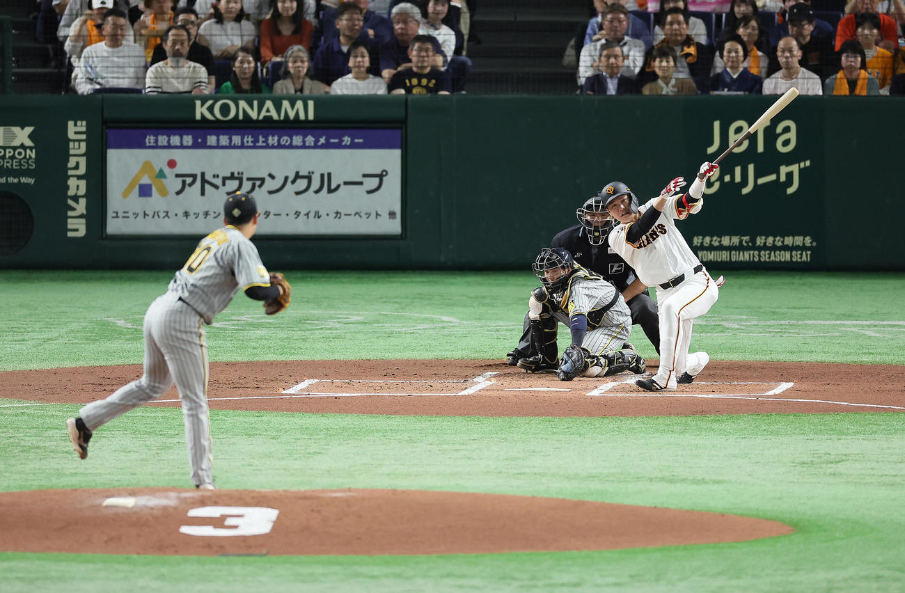巨人対阪神　1回裏巨人2死一、二塁、坂本は左前適時打を放つ。投手門別（撮影・足立雅史）
