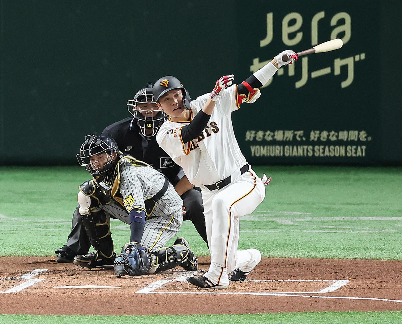 巨人対阪神　1回裏巨人2死一、二塁、坂本は左前適時打を放つ（撮影・足立雅史）