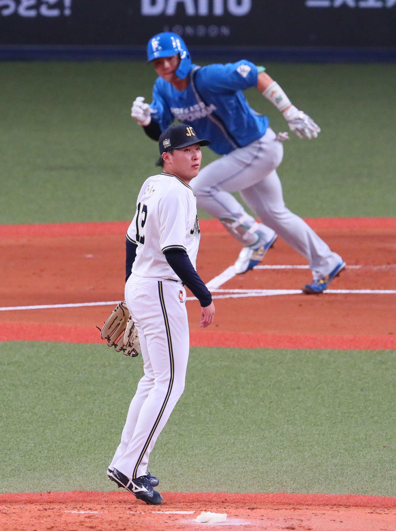 オリックス対日本ハム　1回表日本ハム2死二塁、東は郡司に左前適時打を浴び3点目を失う（撮影・宮崎幸一）
