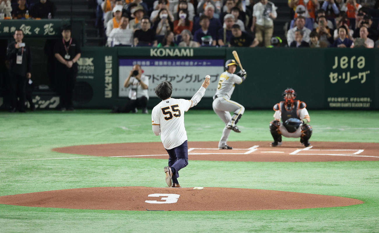 巨人対阪神　始球式を務めた松井氏。打者近本（撮影・足立雅史）