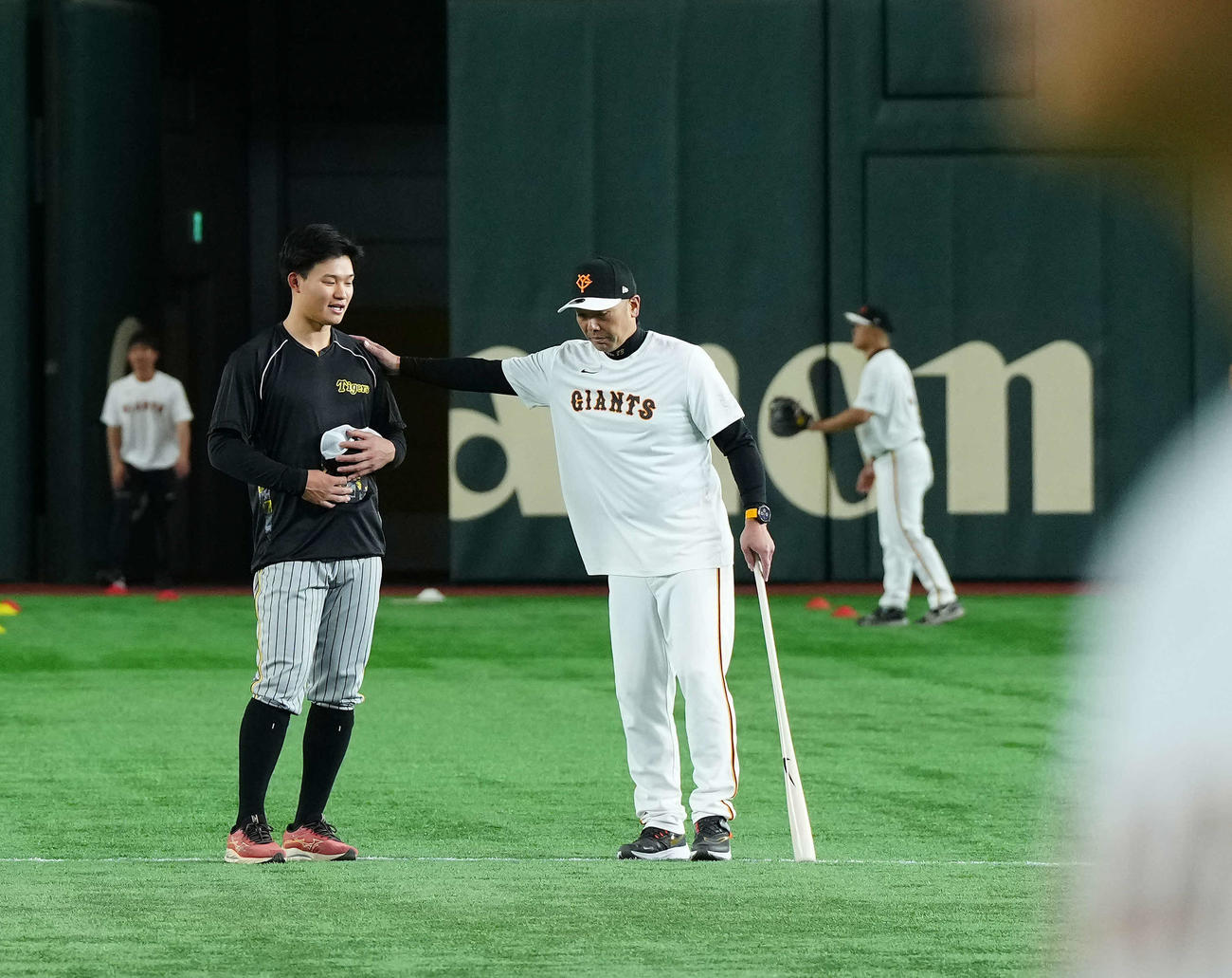 巨人対阪神　阪神森下（左）と話をする巨人阿部監督（撮影・たえ見朱実）