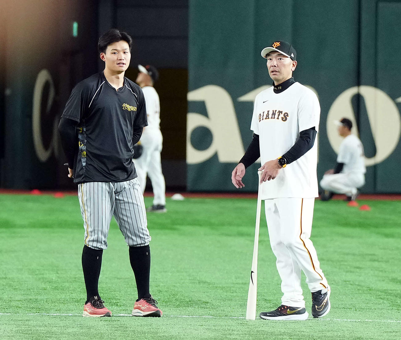 巨人対阪神　阪神森下（左）と話をする巨人阿部監督（撮影・たえ見朱実）