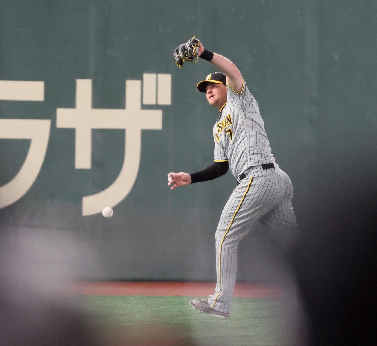 巨人対阪神　3回裏巨人2死、ノイジーは吉川の飛球をエラーする（撮影・加藤哉）