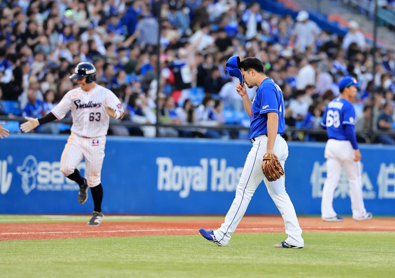 ヤクルト対中日　11回裏ヤクルト無死一塁、塩見にサヨナラ2点本塁打を許し、がっくり引き揚げる勝野（右）（撮影・浅見桂子）