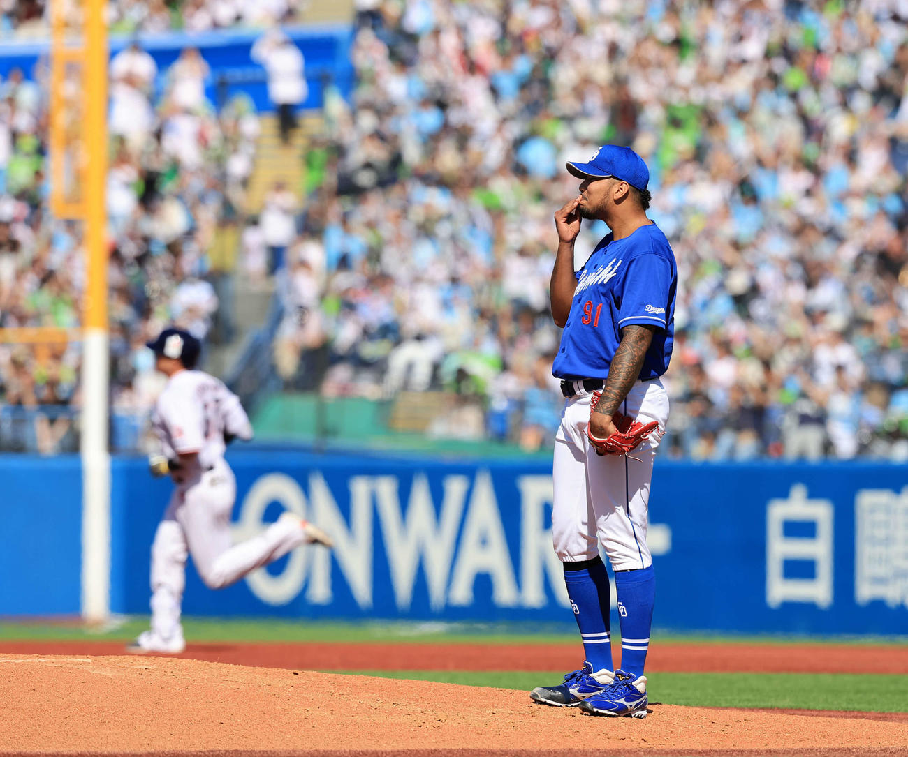ヤクルト対中日　3回裏ヤクルト1死、村上（後方）に左越えソロ本塁打を浴び、打球を見つめるメヒア（撮影・浅見桂子）
