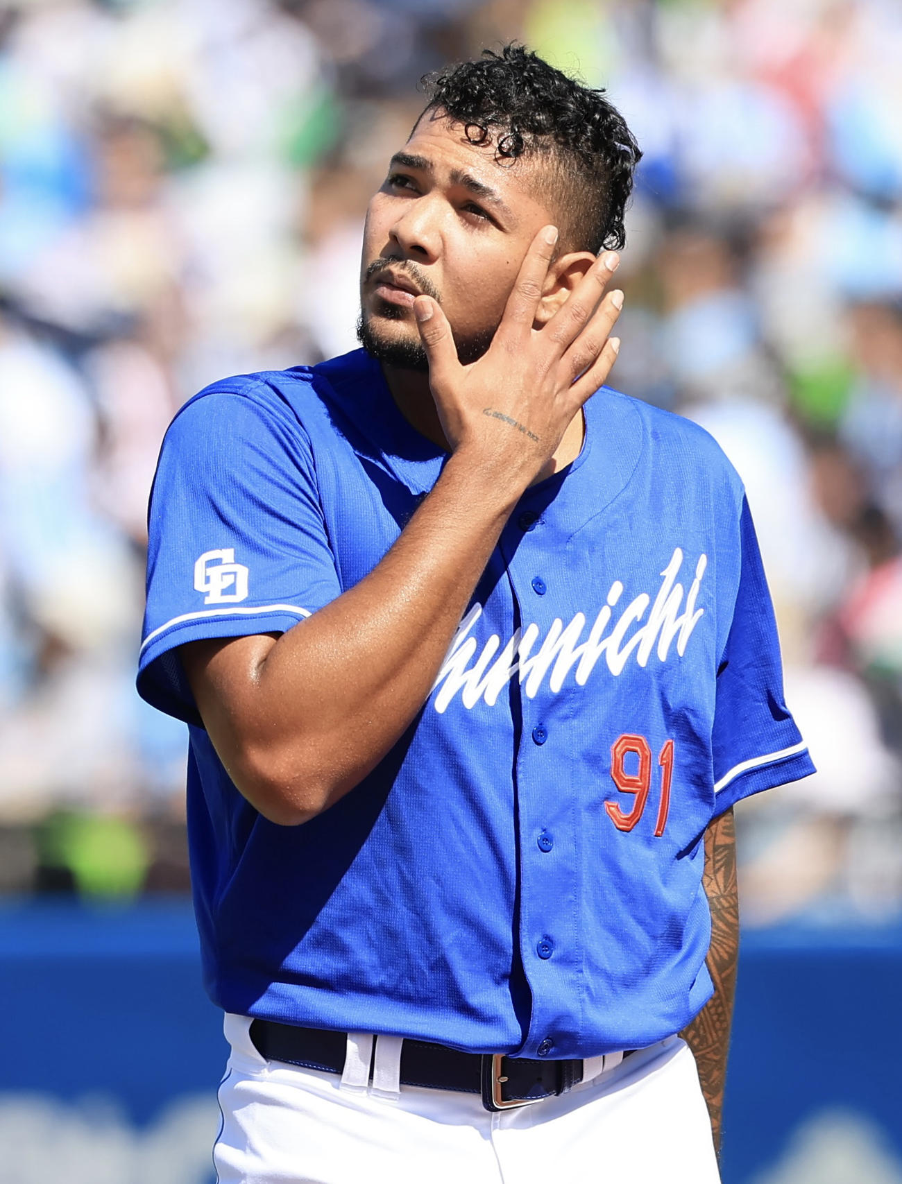 ヤクルト対中日　1回裏ヤクルトに先制を許し、汗をぬぐいながら引き揚げるメヒア(撮影・浅見桂子)