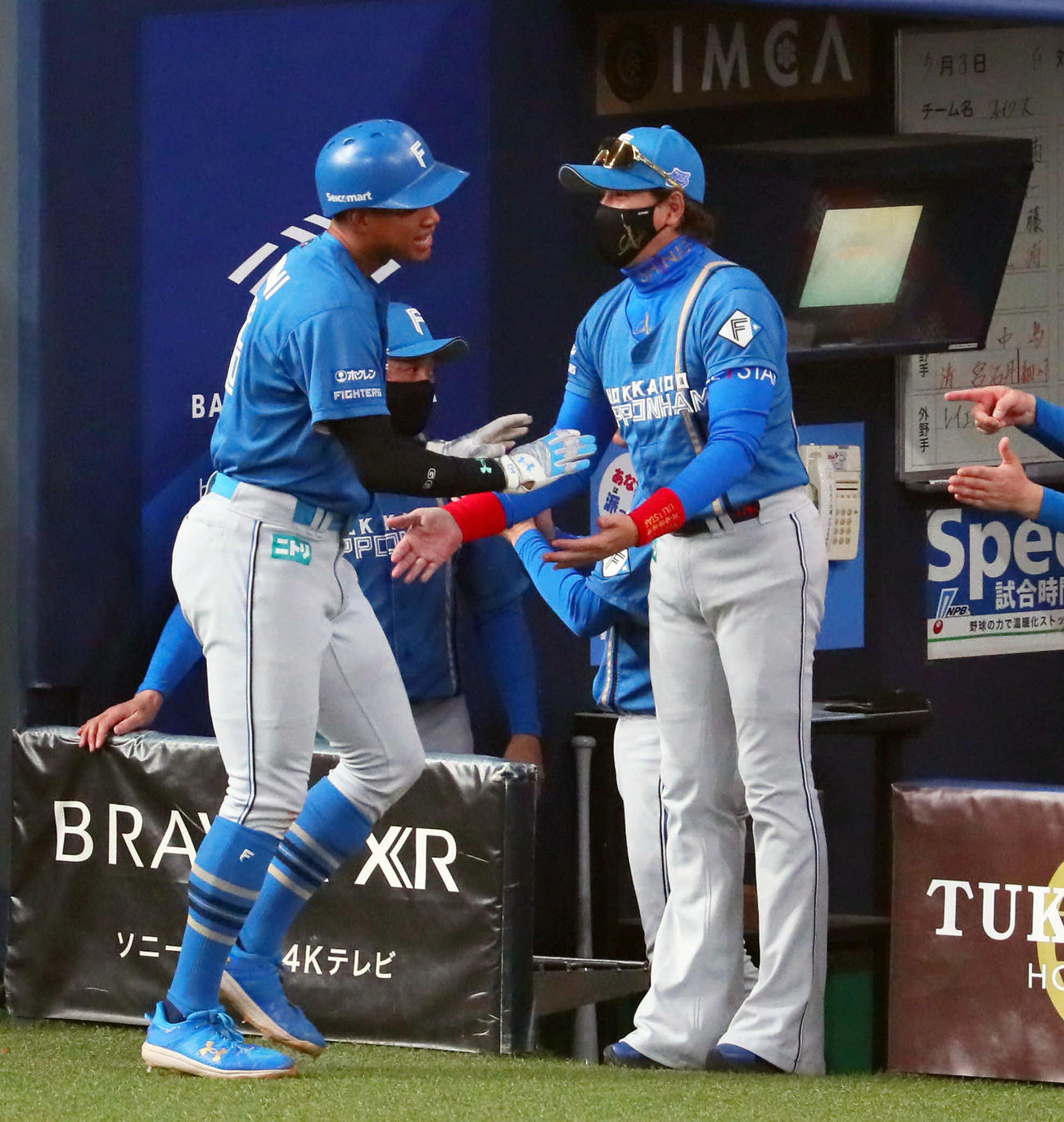 オリックス対日本ハム　1回表日本ハム2死二塁、新庄監督（右）は郡司の左前適時打で生還した万波を迎える（撮影・宮崎幸一）