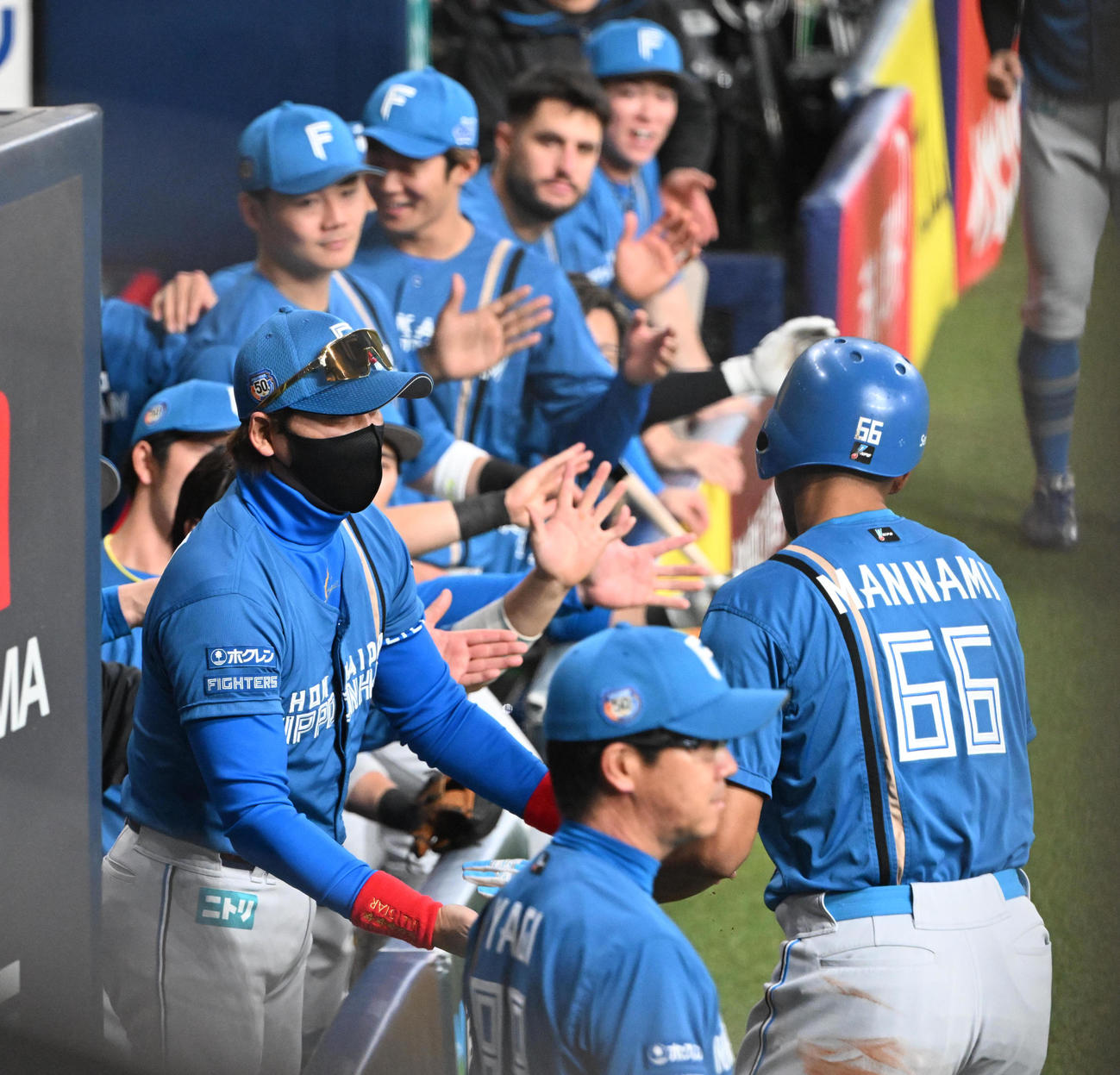 オリックス対日本ハム　1回表日本ハム2死二塁、郡司の左前打で生還した万波中正を迎える新庄監督（撮影・和賀正仁）