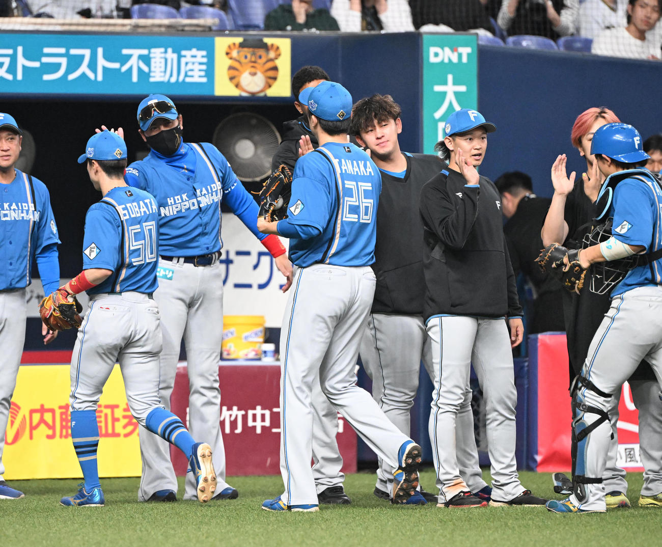 オリックス対日本ハム　オリックスに勝利しナインを迎える日本ハム新庄監督（撮影・和賀正仁）