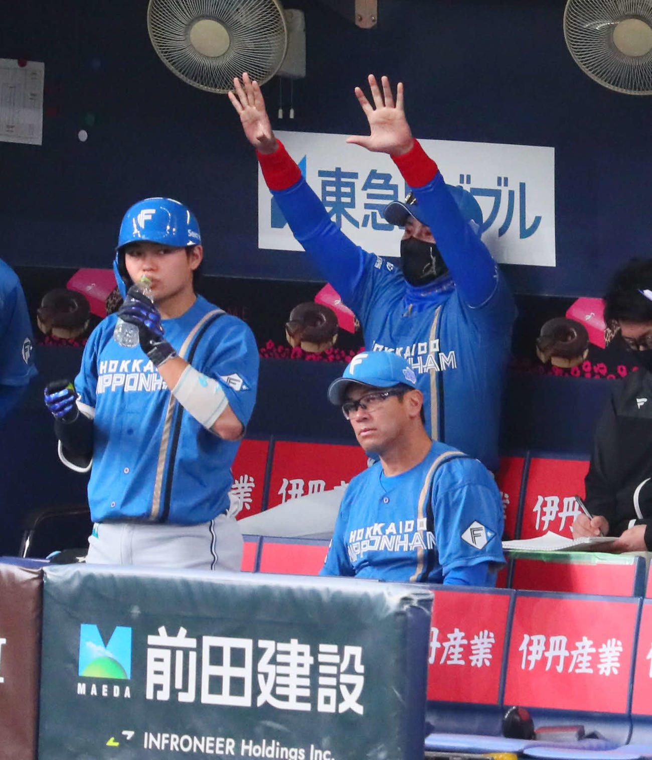 オリックス対日本ハム　1回表日本ハム、ベンチから指示を出す新庄監督（撮影・宮崎幸一）