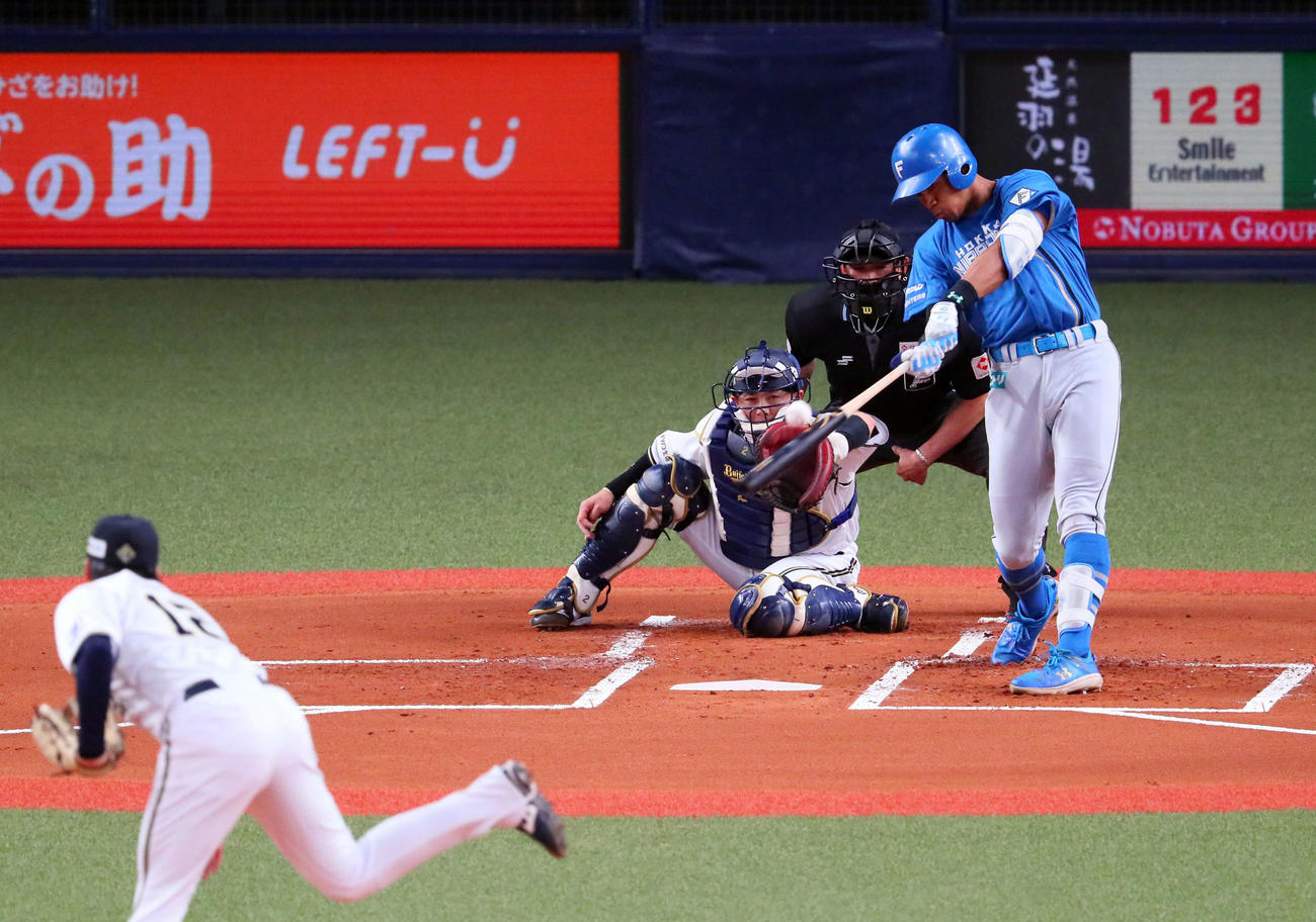オリックス対日本ハム　1回表日本ハム2死一、二塁、万波は中堅へ先制2点適時二塁打を放つ（撮影・宮崎幸一）
