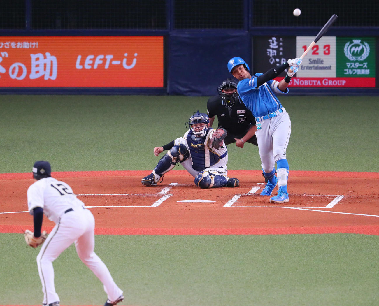 オリックス対日本ハム　1回表日本ハム2死一、二塁、万波は中堅へ先制2点適時二塁打を放つ（撮影・宮崎幸一）