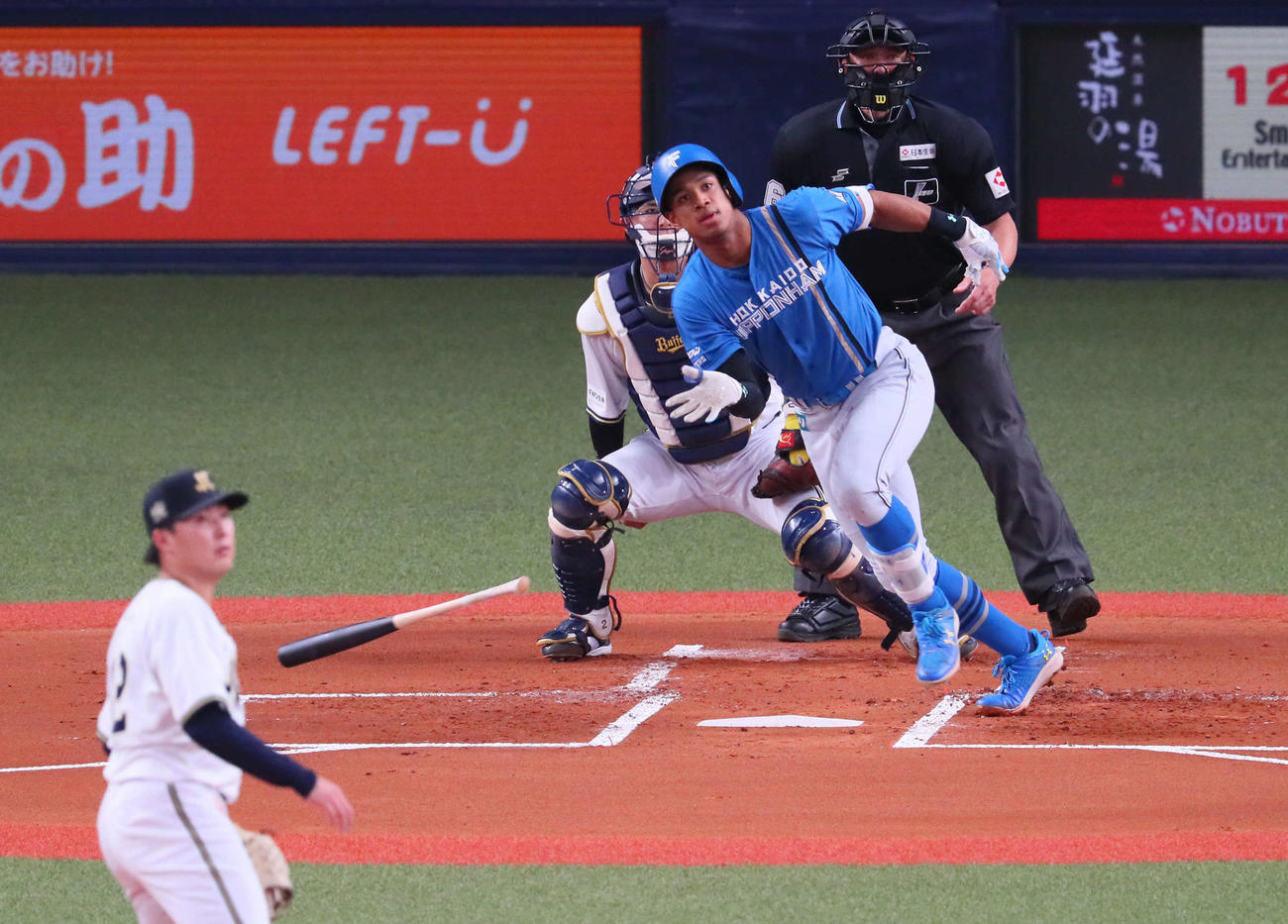 オリックス対日本ハム　1回表日本ハム2死一、二塁、万波は中堅へ先制2点適時二塁打を放つ（撮影・宮崎幸一）