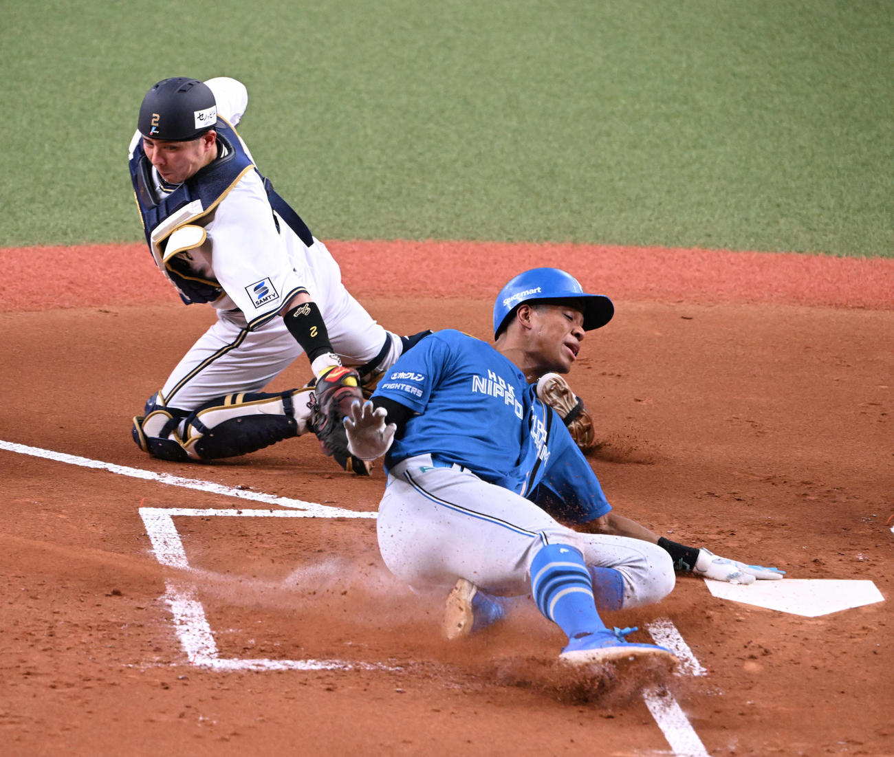 オリックス対日本ハム　1回表日本ハム2死二塁、郡司の左前打で生還する万波。捕手若月（撮影・和賀正仁）
