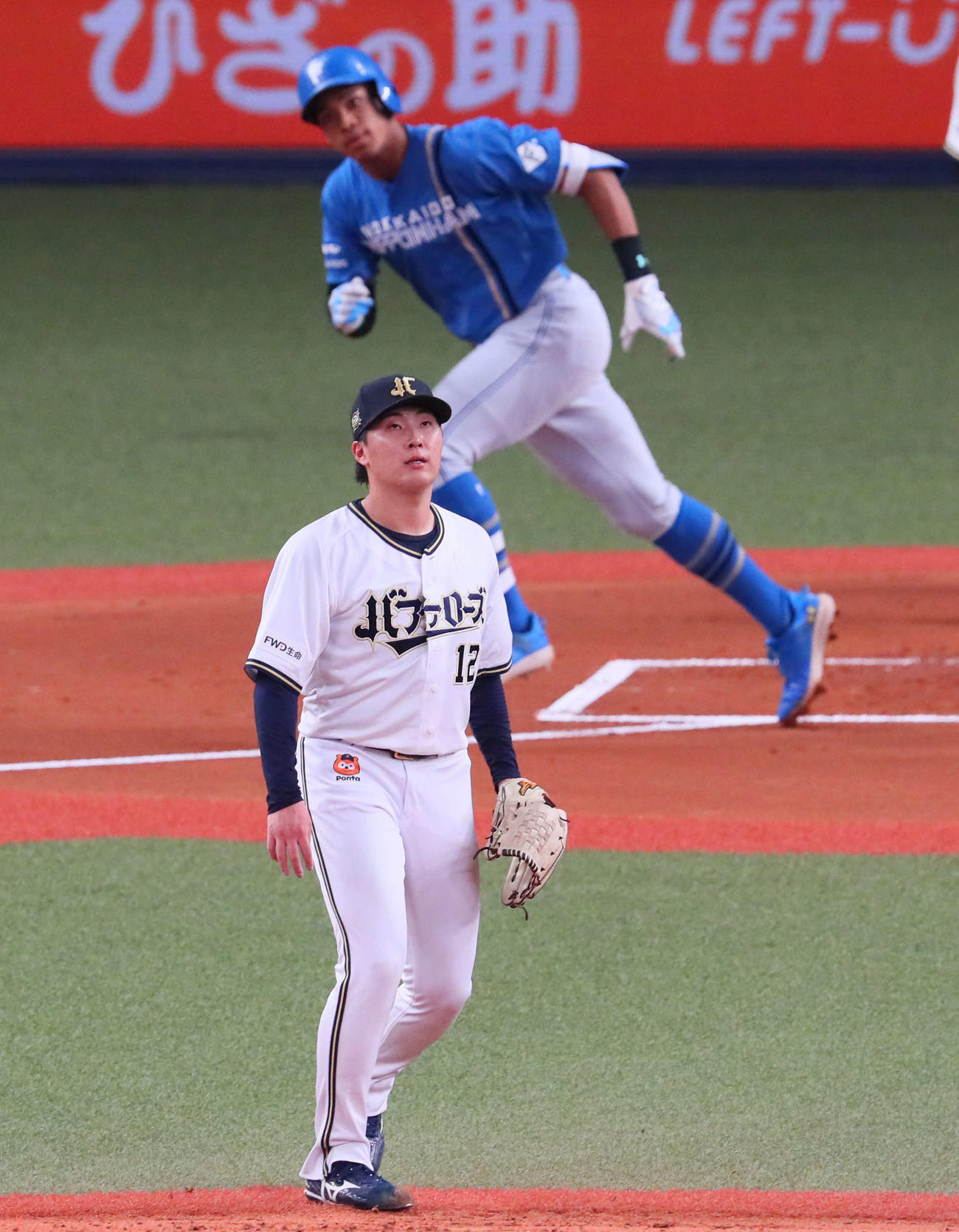 オリックス対日本ハム　1回表日本ハム2死一、二塁、東は万波に中堅へ先制2点適時二塁打を浴びる（撮影・宮崎幸一）