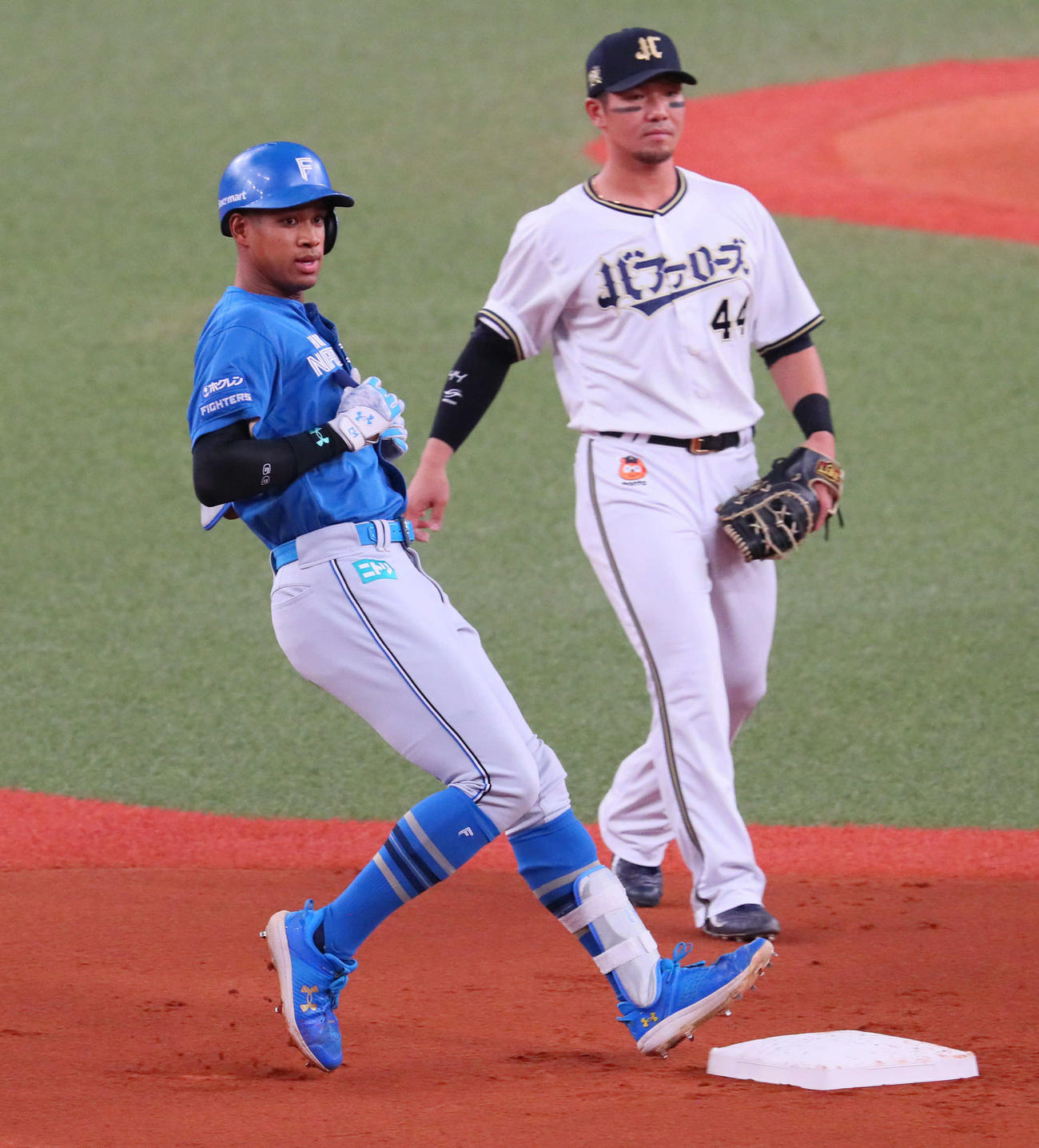 オリックス対日本ハム　1回表日本ハム2死一、二塁、万波は中堅へ先制2点適時二塁打を放つ（撮影・宮崎幸一）