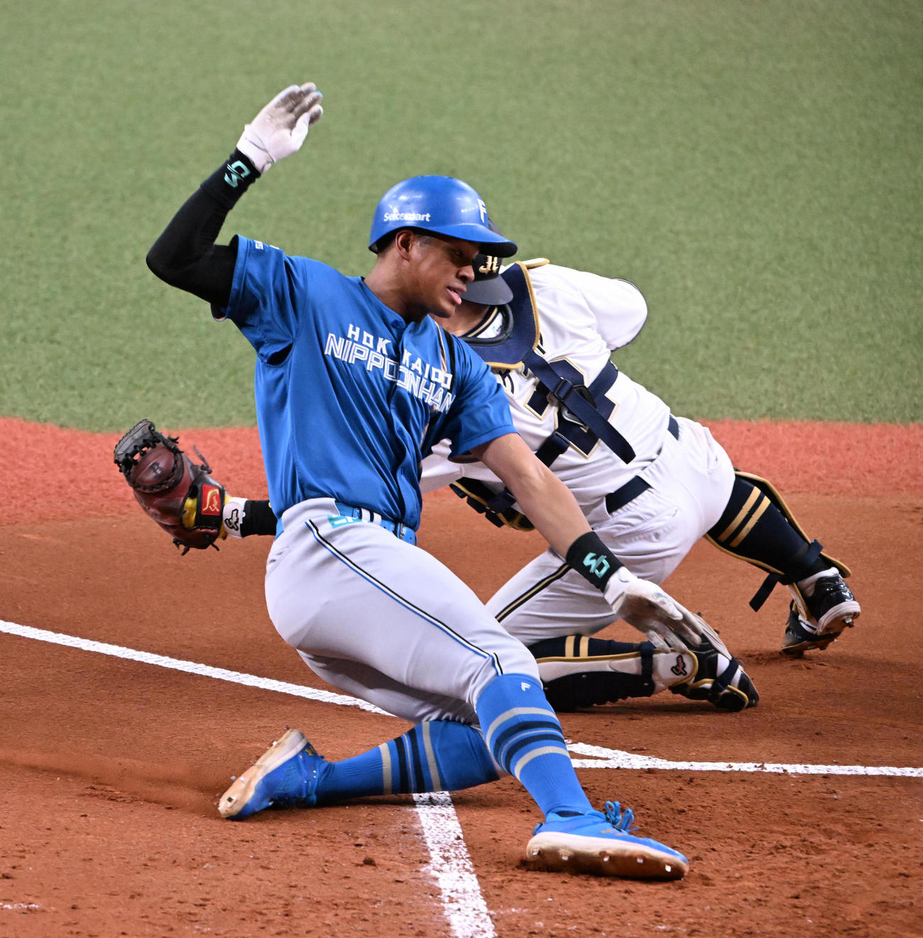 オリックス対日本ハム　1回表日本ハム2死二塁、郡司の左前打で生還する万波、捕手若月（撮影・和賀正仁）