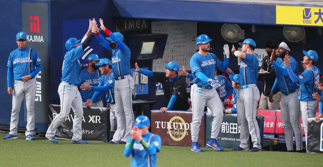 オリックス対日本ハム　1回表日本ハム2死一、二塁、新庄監督（左から5人目）は万波の先制2点適時二塁打で生還したマルティネス（同7人目）と田宮（同2人目）を迎える（撮影・宮崎幸一）