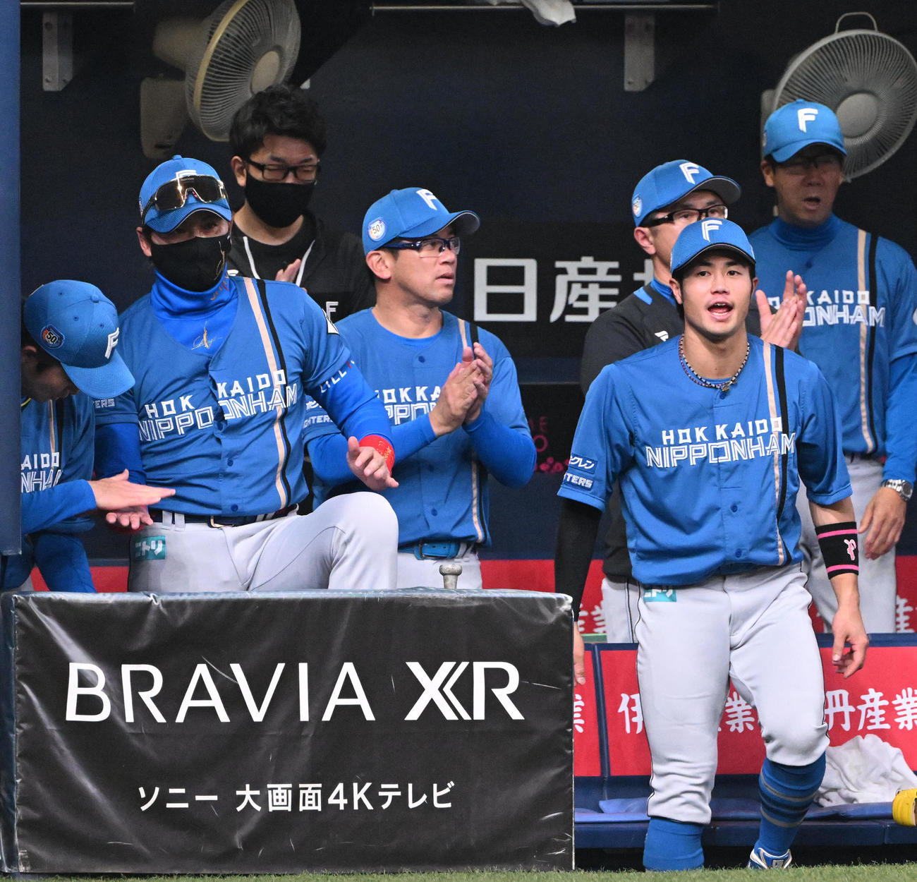 オリックス対日本ハム　オリックスに勝利しスタッフとタッチを交わす日本ハム新庄監督（撮影・和賀正仁）