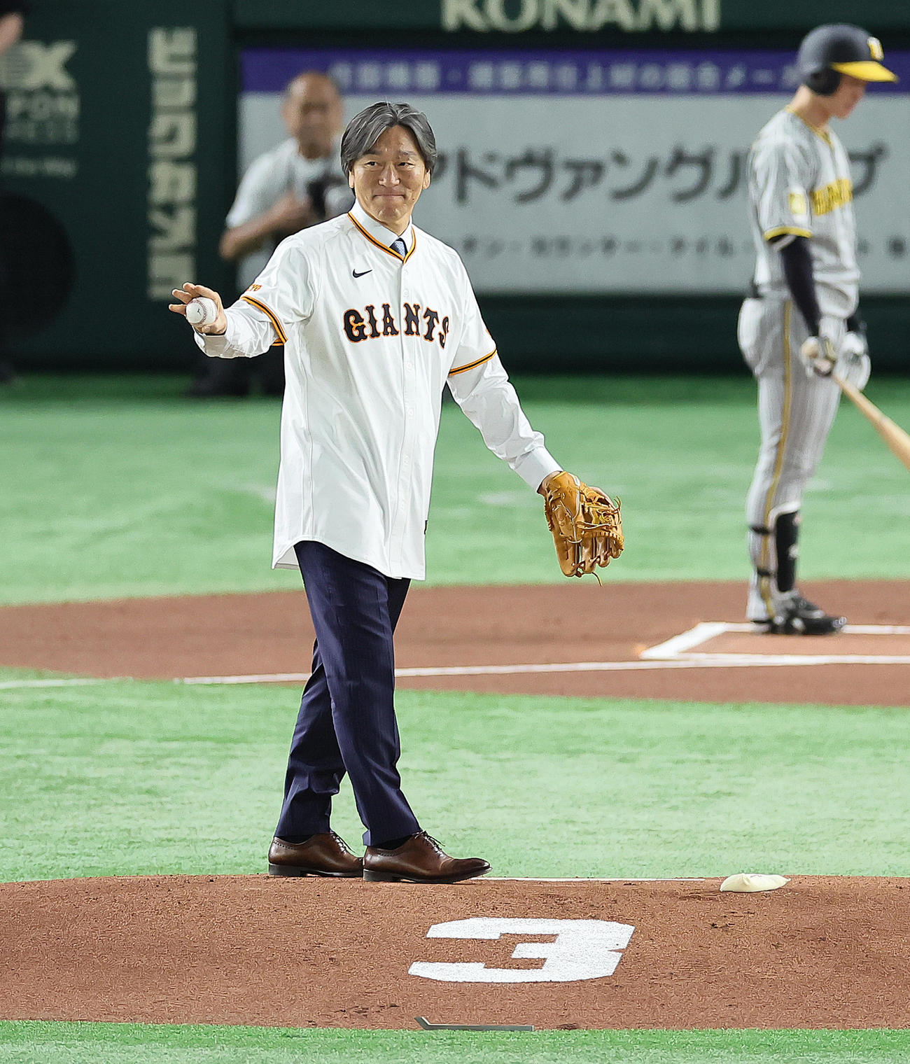 巨人対阪神　始球式に臨む松井氏（撮影・足立雅史）