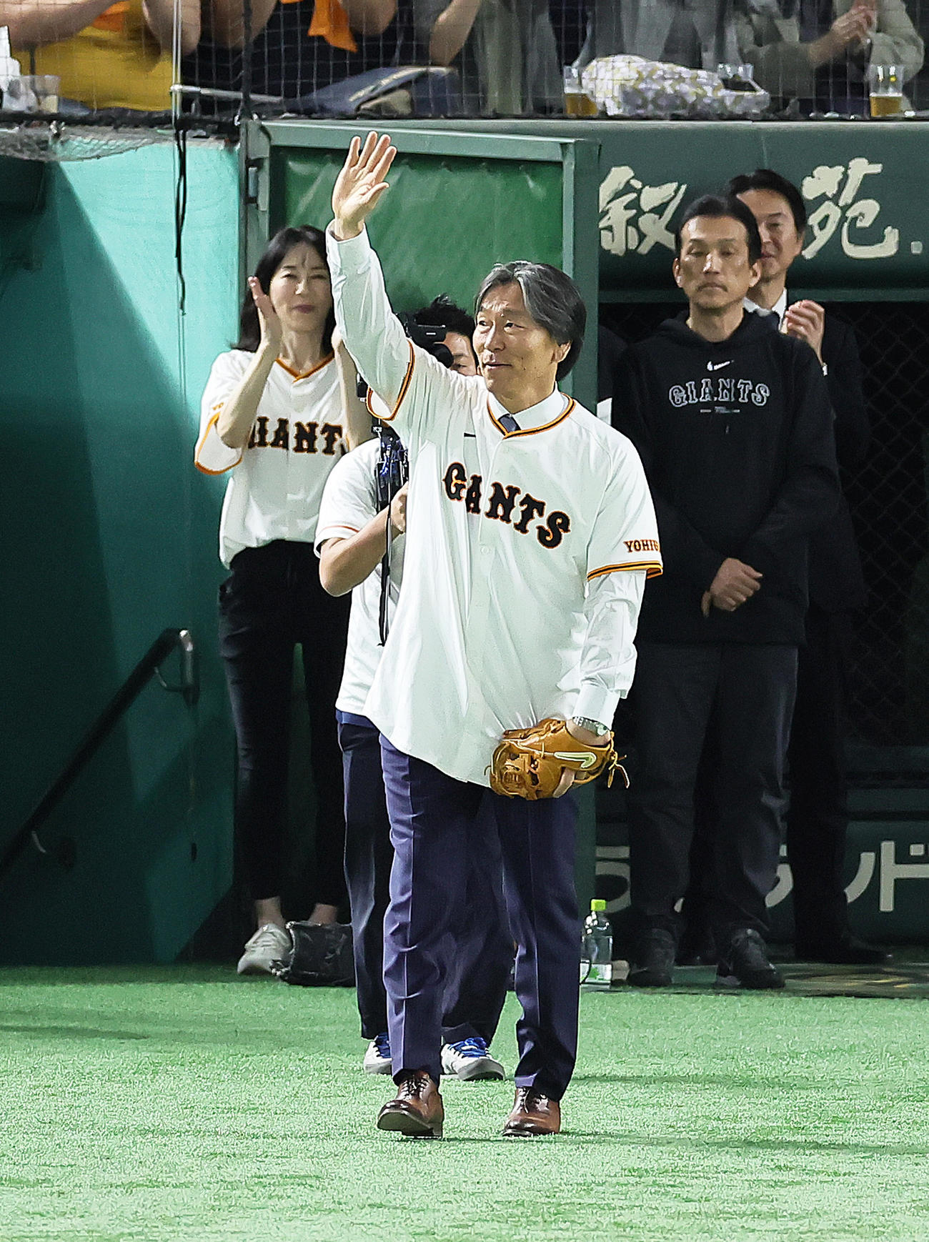 巨人対阪神　始球式を務め声援に手を振る松井氏（撮影・足立雅史）