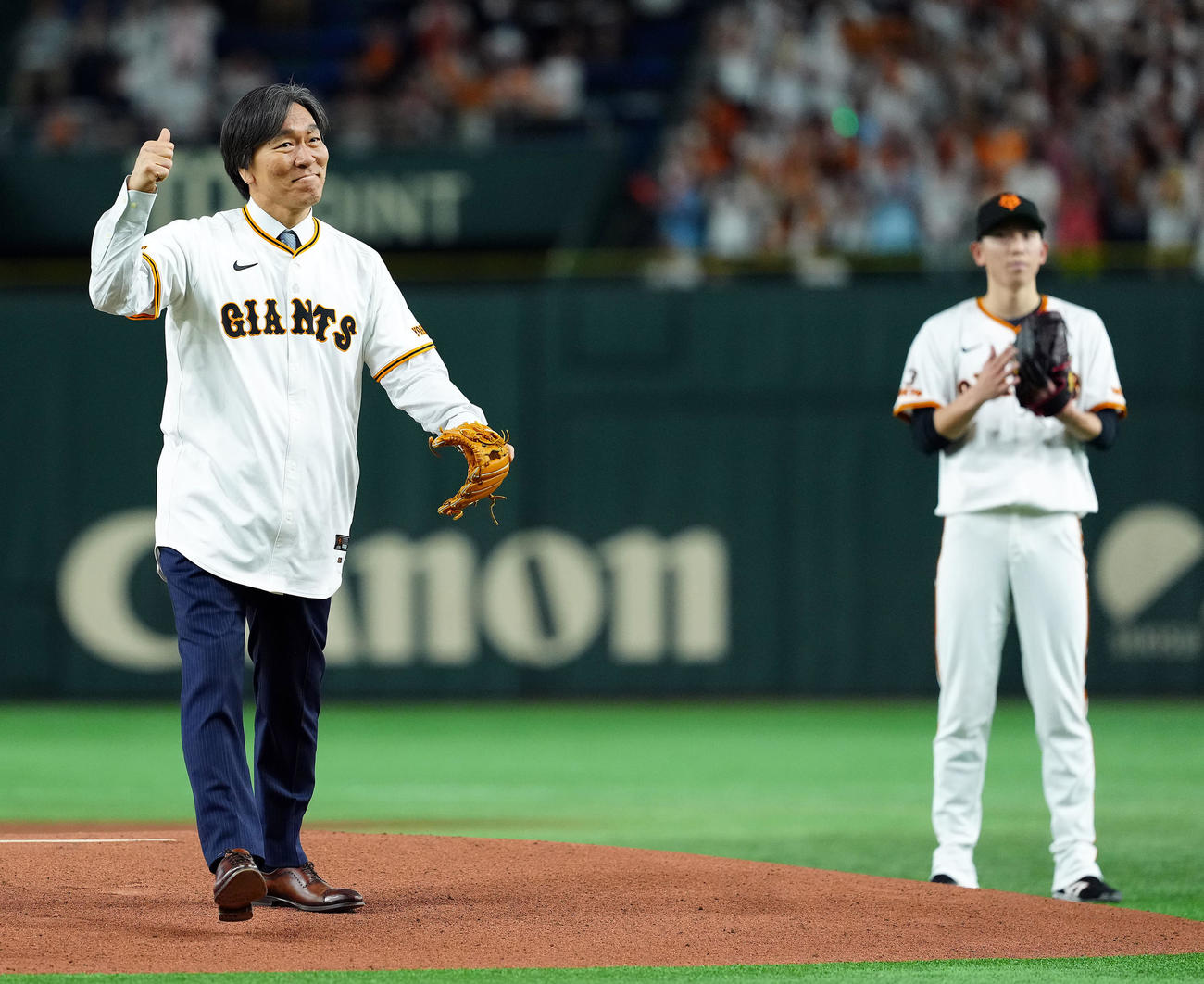 巨人対阪神　始球式を務めポーズを決める松井秀喜氏（撮影・たえ見朱実）