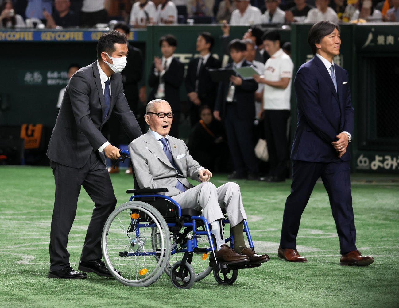 巨人対阪神　5回裏を終えグラウンドに登場した長嶋茂雄巨人終身名誉監督。右は松井秀喜氏（撮影・加藤哉）