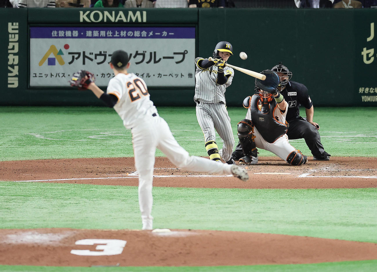 巨人対阪神　6回表阪神2死、中野は右越え本塁打を放つ。投手戸郷（撮影・足立雅史）