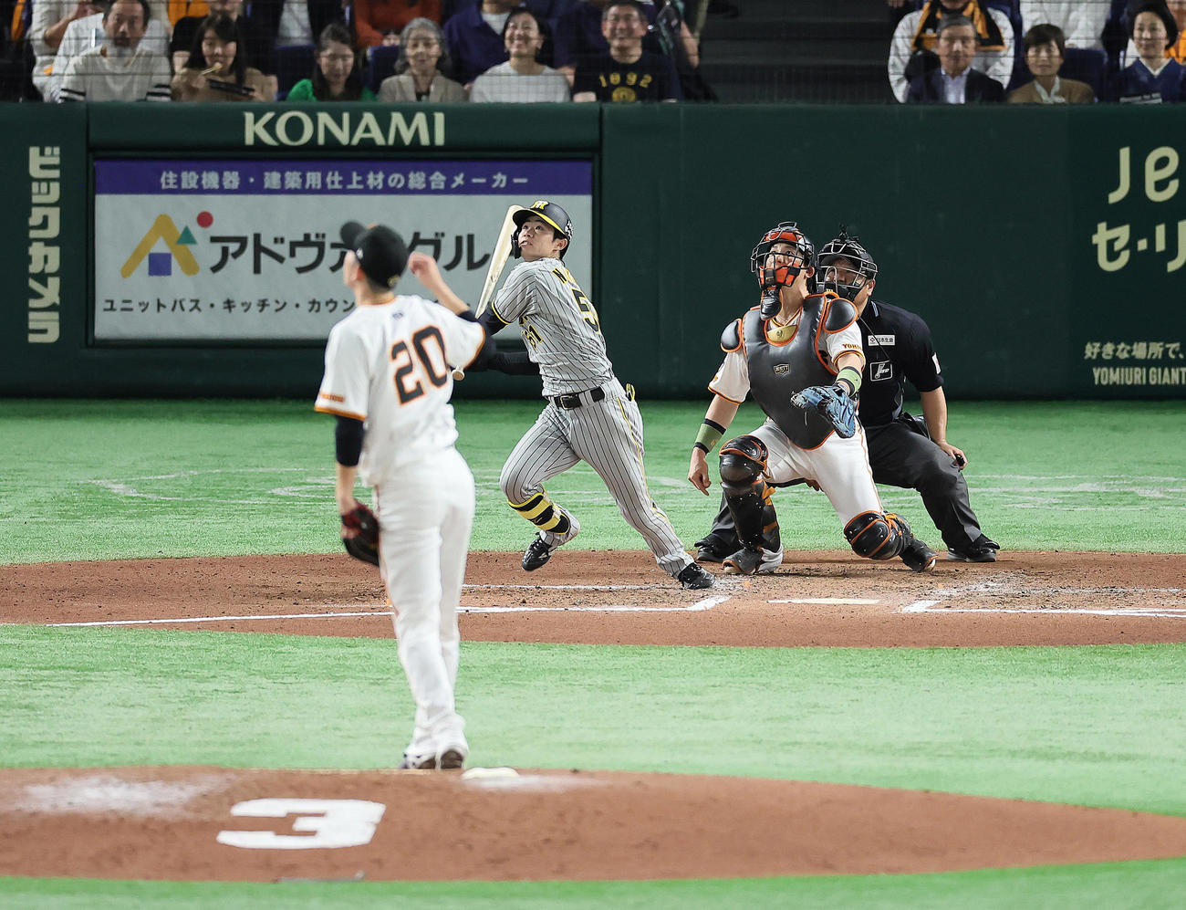 巨人対阪神　6回表阪神2死、中野は右越え本塁打を放つ。投手戸郷（撮影・足立雅史）
