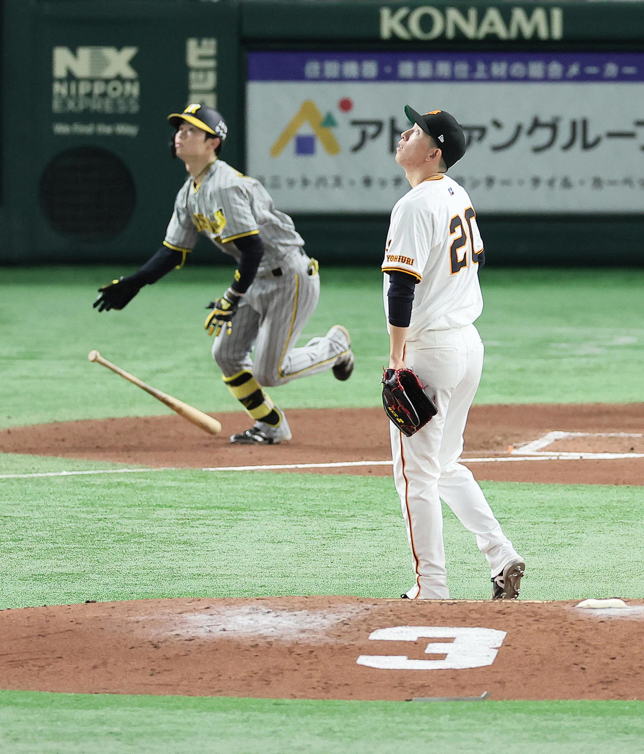 巨人対阪神　6回表阪神2死、中野に右越え本塁打を浴びた戸郷（撮影・足立雅史）